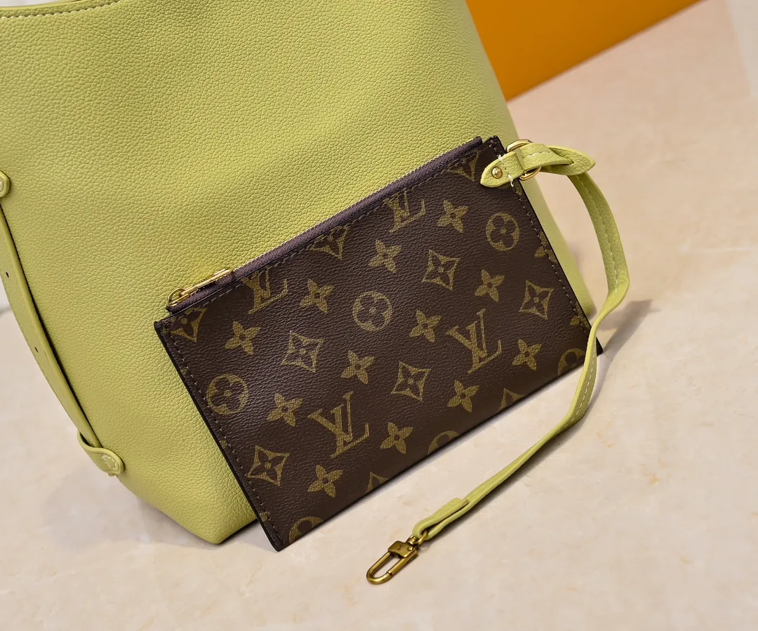 💰Large 150. Small 280💰Upgraded original (imitation original) M24988 M24974 M24856 M25022 M25352 M25353 M25354 This Low Key Hobo handbag is made of smooth cow leather with suede cow leather lining. It can accommodate short wallets, large smartphones, keys and other small items. The shoulder strap is adjustable with a padlock buckle, and a removable Monogram canvas zippered interior pocket keeps it organized. Dimensions: Large 31.0 x 35.0 x 18.0 cm (L x H x W), Small 24.0 x 28.0 x 16.0 cm (L x H x W)