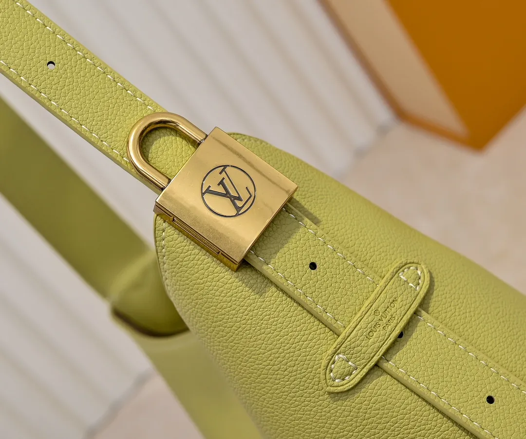 💰Large 150. Small 280💰Upgraded original (imitation original) M24988 M24974 M24856 M25022 M25352 M25353 M25354 This Low Key Hobo handbag is made of smooth cow leather with suede cow leather lining. It can accommodate short wallets, large smartphones, keys and other small items. The shoulder strap is adjustable with a padlock buckle, and a removable Monogram canvas zippered interior pocket keeps it organized. Dimensions: Large 31.0 x 35.0 x 18.0 cm (L x H x W), Small 24.0 x 28.0 x 16.0 cm (L x H x W)