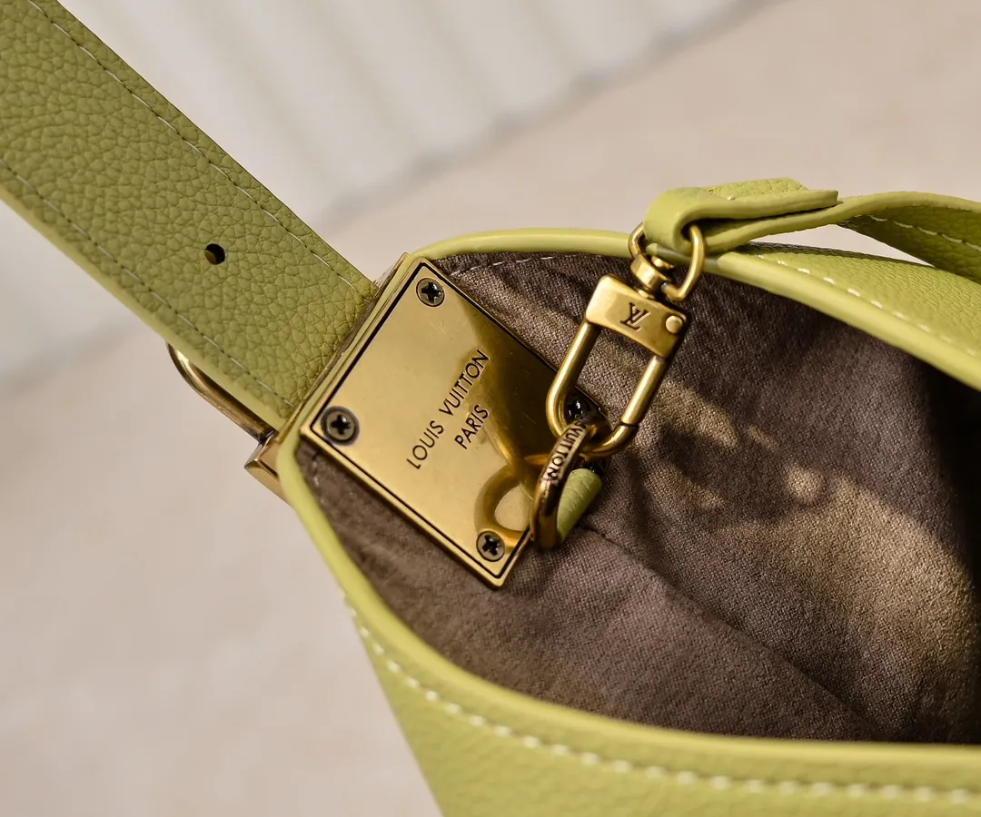 💰Large 150. Small 280💰Upgraded original (imitation original) M24988 M24974 M24856 M25022 M25352 M25353 M25354 This Low Key Hobo handbag is made of smooth cow leather with suede cow leather lining. It can accommodate short wallets, large smartphones, keys and other small items. The shoulder strap is adjustable with a padlock buckle, and a removable Monogram canvas zippered interior pocket keeps it organized. Dimensions: Large 31.0 x 35.0 x 18.0 cm (L x H x W), Small 24.0 x 28.0 x 16.0 cm (L x H x W)