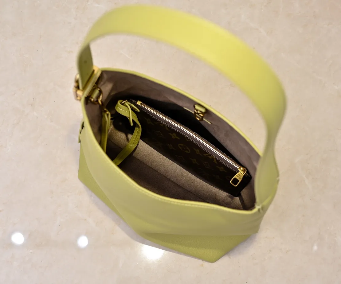 💰Large 150. Small 280💰Upgraded original (imitation original) M24988 M24974 M24856 M25022 M25352 M25353 M25354 This Low Key Hobo handbag is made of smooth cow leather with suede cow leather lining. It can accommodate short wallets, large smartphones, keys and other small items. The shoulder strap is adjustable with a padlock buckle, and a removable Monogram canvas zippered interior pocket keeps it organized. Dimensions: Large 31.0 x 35.0 x 18.0 cm (L x H x W), Small 24.0 x 28.0 x 16.0 cm (L x H x W)