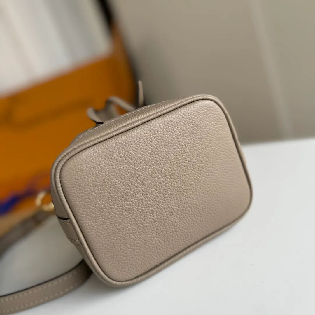 p1160 [Equipped with counter MB complete package] M46291 (81626) gray silk screen, premium original order, upgraded hardware, real photo. This Nano Noé handbag is from the Summer Stardust capsule series. It uses Monogram Empreinte embossed leather to condense the classic Noé handbag configuration, and then uses professional craftsmanship to present a subtle luster like a bright starry sky. Plenty of space to accommodate daily needs, the adjustable shoulder straps and detachable handles allow for a variety of carrying methods. Model: M46291 Gray Silk Screen Size: 13*16*10cm