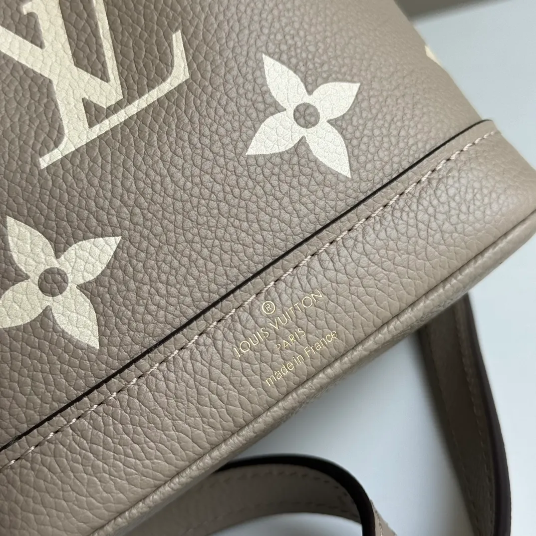 p1160 [Equipped with counter MB complete package] M46291 (81626) gray silk screen, premium original order, upgraded hardware, real photo. This Nano Noé handbag is from the Summer Stardust capsule series. It uses Monogram Empreinte embossed leather to condense the classic Noé handbag configuration, and then uses professional craftsmanship to present a subtle luster like a bright starry sky. Plenty of space to accommodate daily needs, the adjustable shoulder straps and detachable handles allow for a variety of carrying methods. Model: M46291 Gray Silk Screen Size: 13*16*10cm