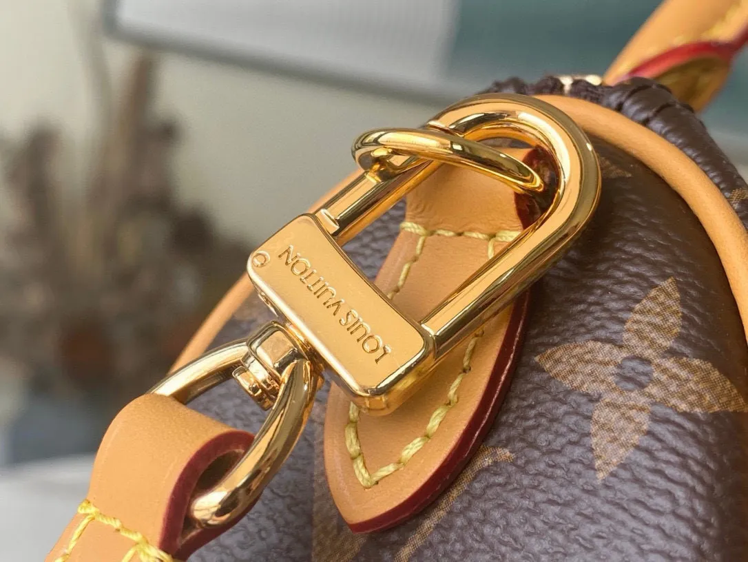 💰560 Top Original M81085 Nano Speedy handbag condenses the classic Speedy handbag structure, with an exquisite design made of Monogram canvas, with distressed cow leather details and metal parts. The handles and removable and adjustable shoulder strap allow for a variety of styling possibilities. Dimensions: 16 x 10 x 7.5 cm