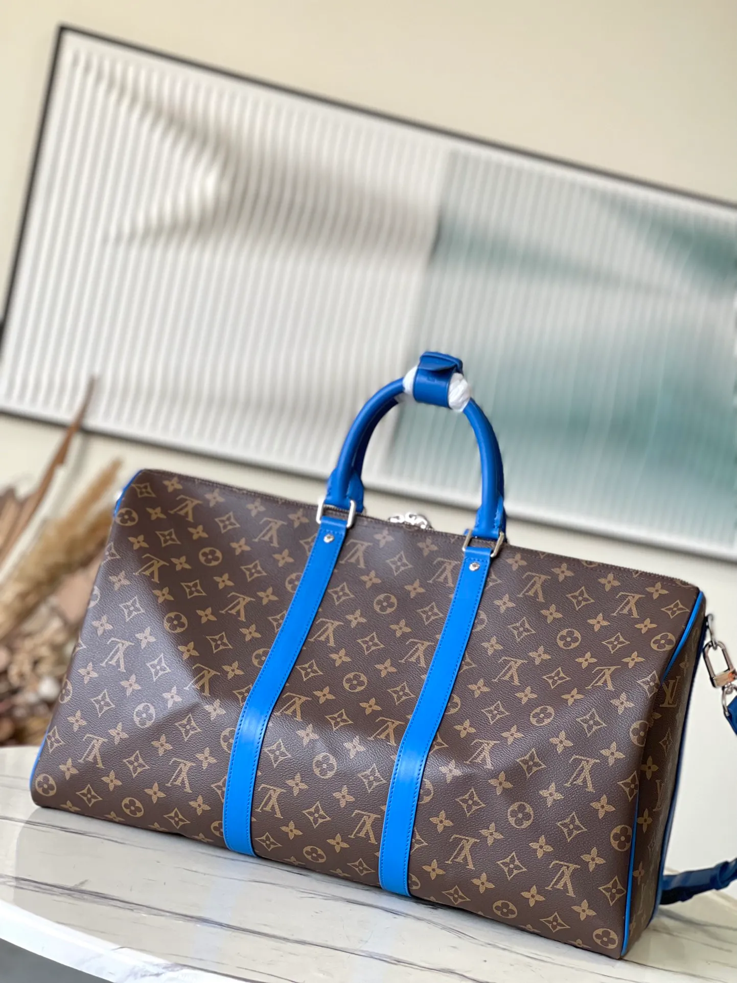 💰1060 Top Original M41416 Blue Spacious capacity and flexible use. Durable, safe and reliable. Fashionable style, mature and stable. Features a secure double zipper and padlock, making it perfect for business or pleasure. Dimensions: 50 × 29 × 22 cm