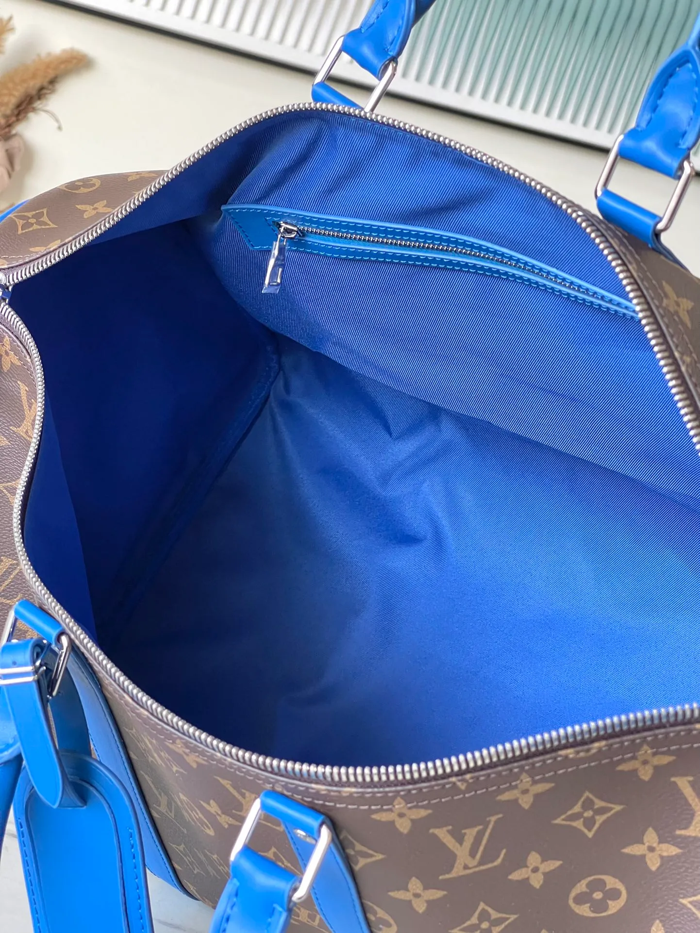 💰1060 Top Original M41416 Blue Spacious capacity and flexible use. Durable, safe and reliable. Fashionable style, mature and stable. Features a secure double zipper and padlock, making it perfect for business or pleasure. Dimensions: 50 × 29 × 22 cm