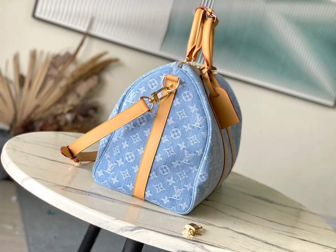 💰1260 Top original order M25334 KEEPALL BANDOULI This Keepall Bandouliere 45 travel bag is made of Monogram Denim material, which is the prelude to summer: the cotton material is woven with Monogram pattern, and the sand-washed effect presents a unique look. Calf leather details at the reinforced side straps and detachable shoulder strap add a dressy touch. Dimensions: 45 × 27 × 20 cm