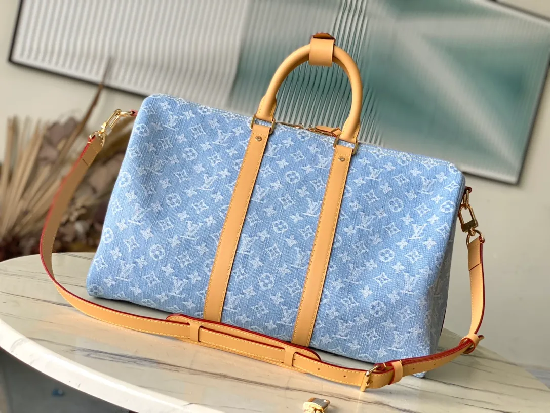 💰1260 Top original order M25334 KEEPALL BANDOULI This Keepall Bandouliere 45 travel bag is made of Monogram Denim material, which is the prelude to summer: the cotton material is woven with Monogram pattern, and the sand-washed effect presents a unique look. Calf leather details at the reinforced side straps and detachable shoulder strap add a dressy touch. Dimensions: 45 × 27 × 20 cm