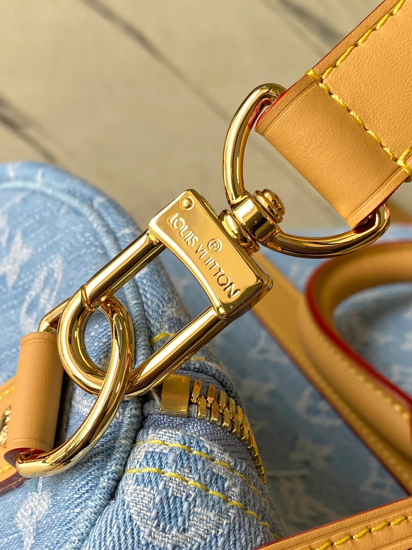 💰1260 Top original order M25334 KEEPALL BANDOULI This Keepall Bandouliere 45 travel bag is made of Monogram Denim material, which is the prelude to summer: the cotton material is woven with Monogram pattern, and the sand-washed effect presents a unique look. Calf leather details at the reinforced side straps and detachable shoulder strap add a dressy touch. Dimensions: 45 × 27 × 20 cm
