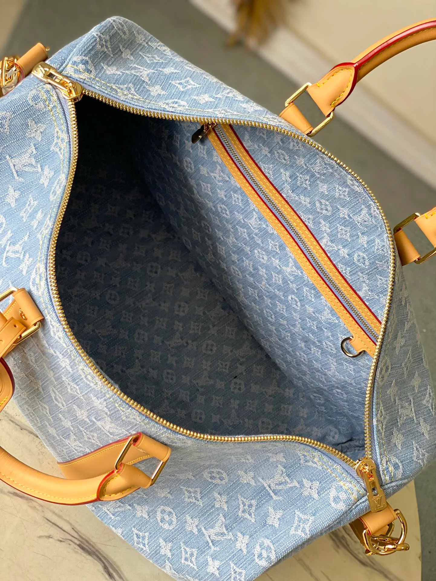 💰1260 Top original order M25334 KEEPALL BANDOULI This Keepall Bandouliere 45 travel bag is made of Monogram Denim material, which is the prelude to summer: the cotton material is woven with Monogram pattern, and the sand-washed effect presents a unique look. Calf leather details at the reinforced side straps and detachable shoulder strap add a dressy touch. Dimensions: 45 × 27 × 20 cm