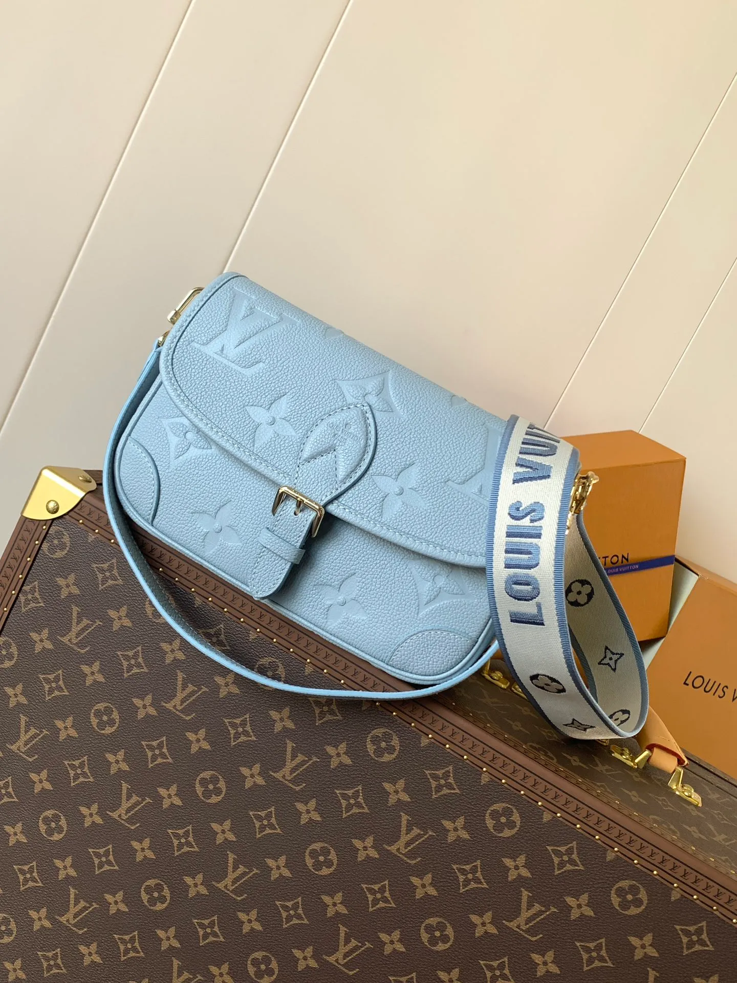 💰1100 (top layer leather) top original order transcoding chip custom first layer imported leather M47161 blue M46846 haze blue M46386 black M46388 off-white M46583 apricot silk screen This Diane handbag is based on Louis Vuitton's classic Monogram The Empreinte embossed leather has the brand logo woven into the detachable wide jacquard shoulder strap. In addition to the detachable leather shoulder strap, it adds a cross-body option, which can flexibly match the elegant style or the dynamic style. Dimensions: 23 × 16 × 8.5 cm
