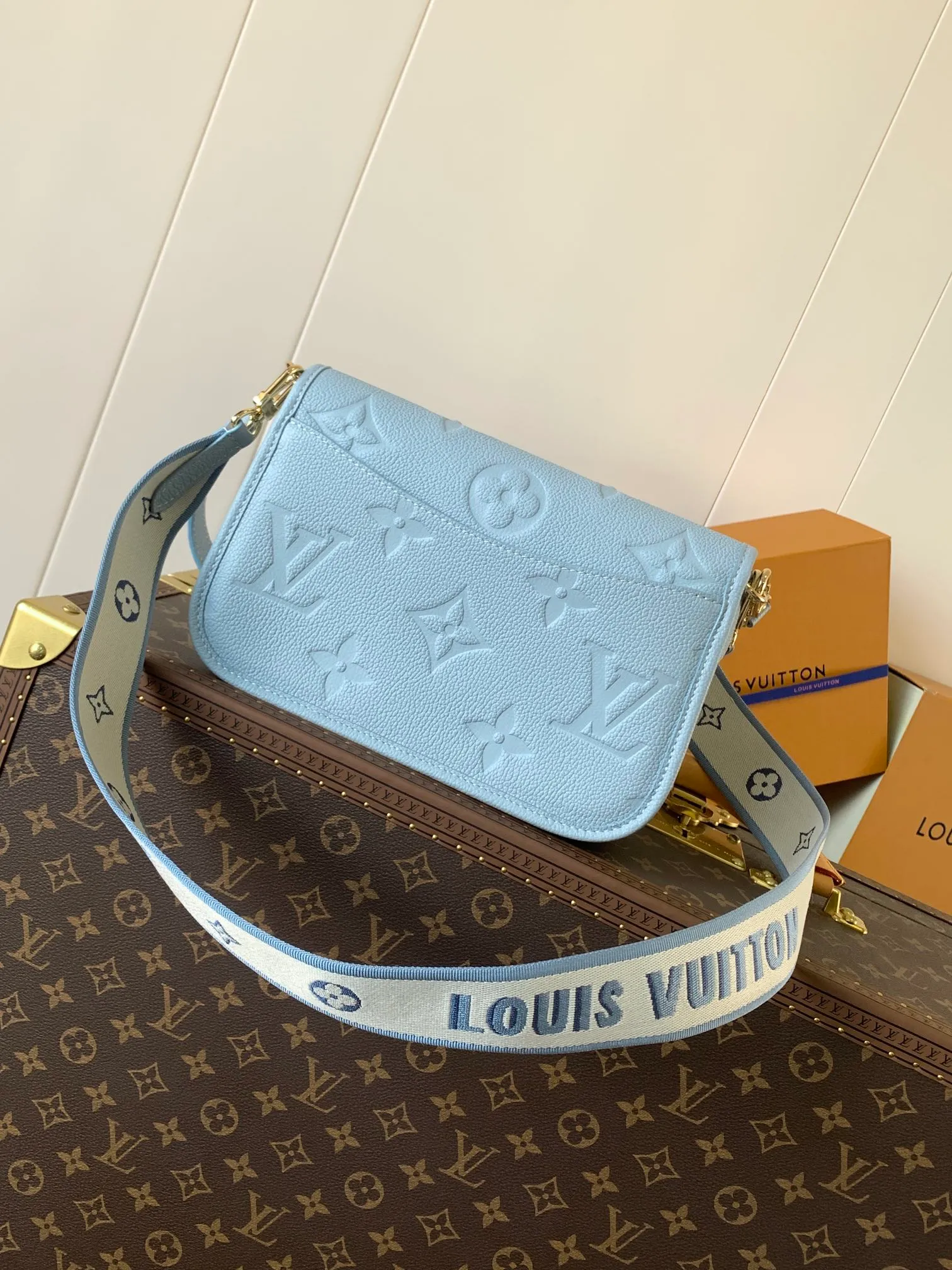 💰1100 (top layer leather) top original order transcoding chip custom first layer imported leather M47161 blue M46846 haze blue M46386 black M46388 off-white M46583 apricot silk screen This Diane handbag is based on Louis Vuitton's classic Monogram The Empreinte embossed leather has the brand logo woven into the detachable wide jacquard shoulder strap. In addition to the detachable leather shoulder strap, it adds a cross-body option, which can flexibly match the elegant style or the dynamic style. Dimensions: 23 × 16 × 8.5 cm