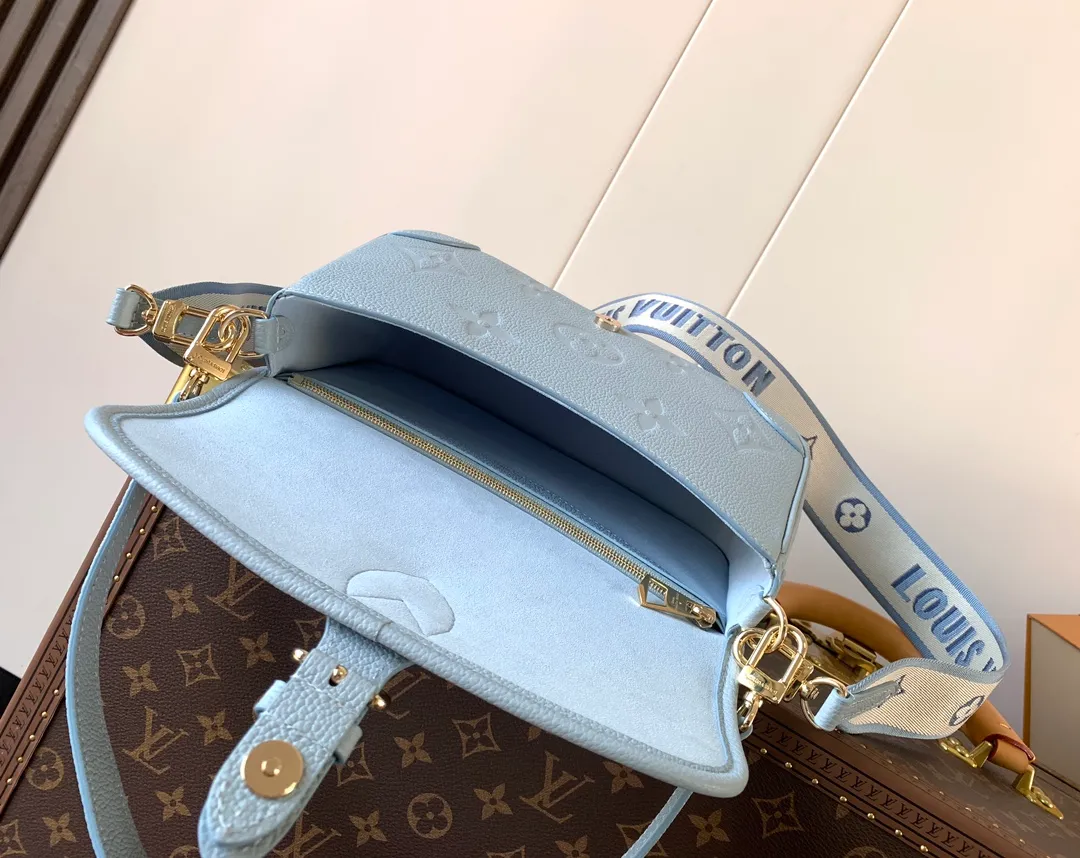 💰1100 (top layer leather) top original order transcoding chip custom first layer imported leather M47161 blue M46846 haze blue M46386 black M46388 off-white M46583 apricot silk screen This Diane handbag is based on Louis Vuitton's classic Monogram The Empreinte embossed leather has the brand logo woven into the detachable wide jacquard shoulder strap. In addition to the detachable leather shoulder strap, it adds a cross-body option, which can flexibly match the elegant style or the dynamic style. Dimensions: 23 × 16 × 8.5 cm