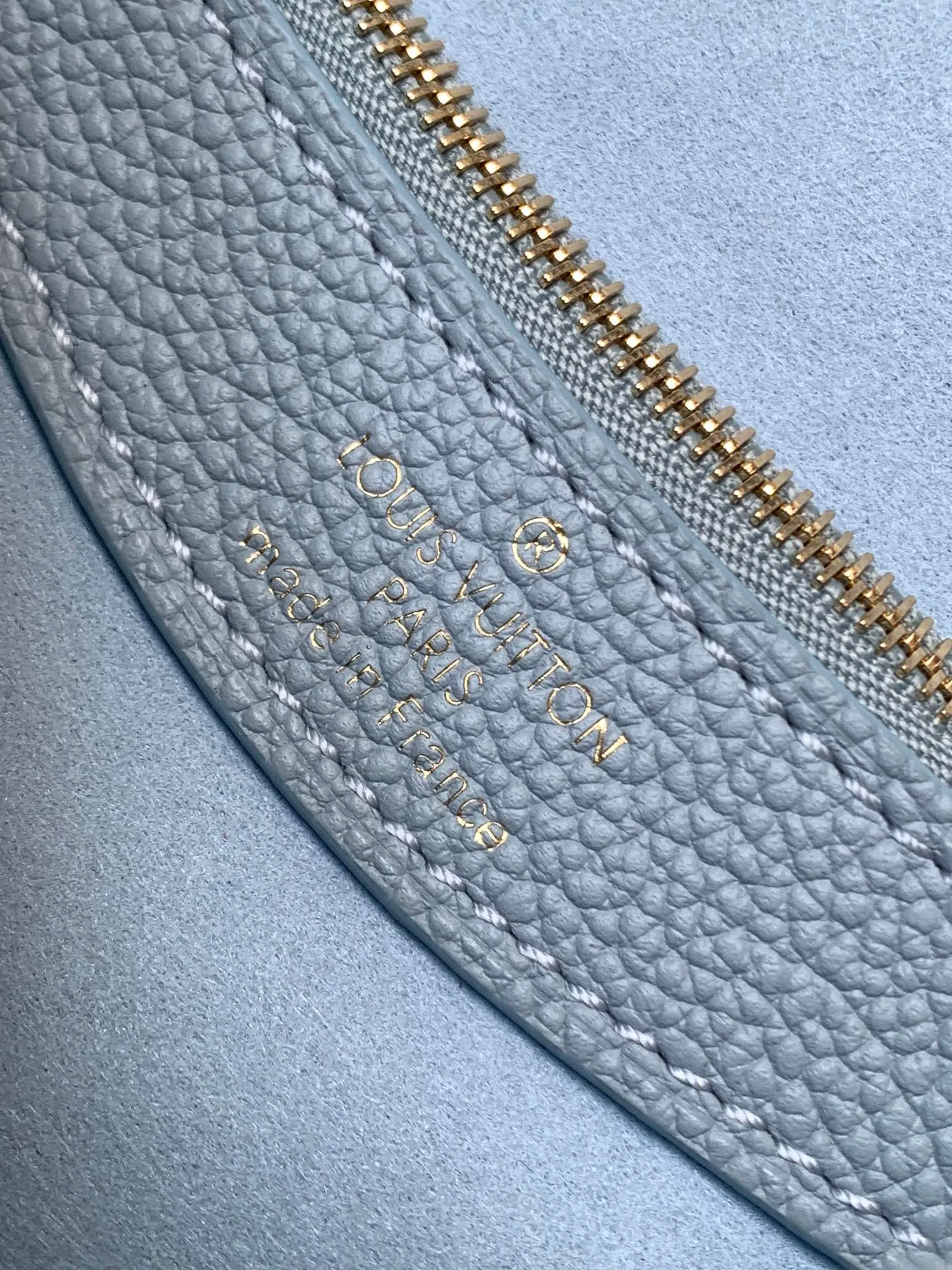 💰1100 (top layer leather) top original order transcoding chip custom first layer imported leather M47161 blue M46846 haze blue M46386 black M46388 off-white M46583 apricot silk screen This Diane handbag is based on Louis Vuitton's classic Monogram The Empreinte embossed leather has the brand logo woven into the detachable wide jacquard shoulder strap. In addition to the detachable leather shoulder strap, it adds a cross-body option, which can flexibly match the elegant style or the dynamic style. Dimensions: 23 × 16 × 8.5 cm