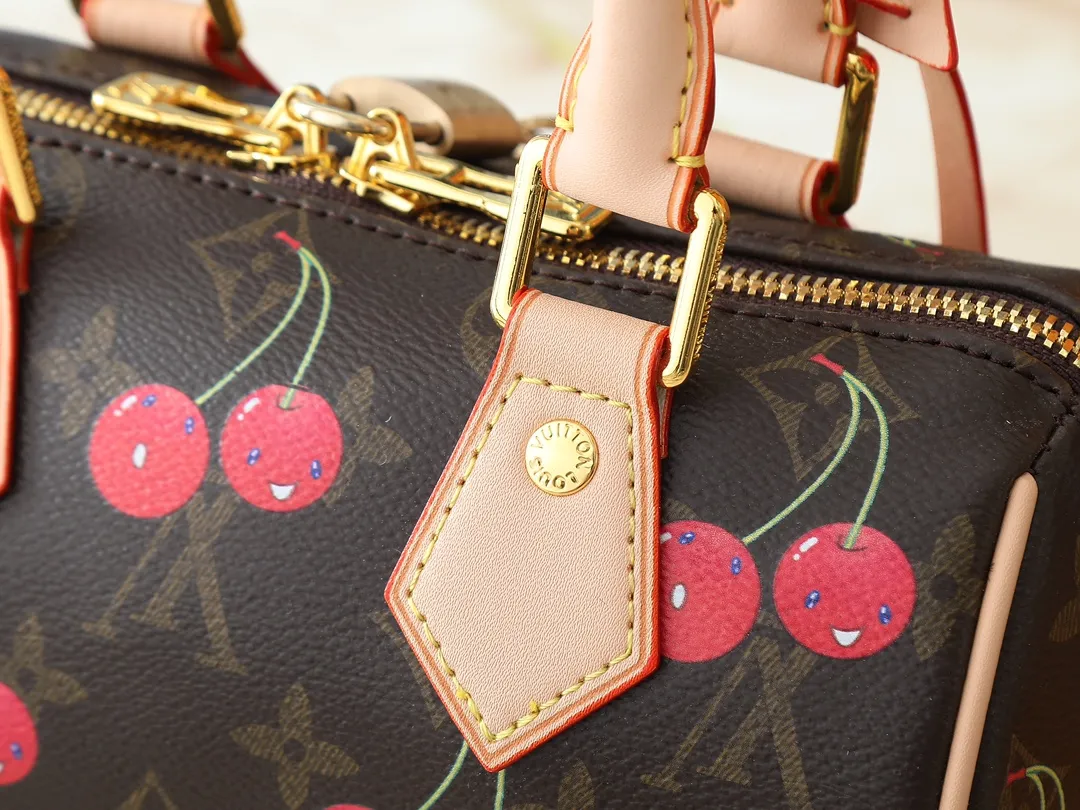 💰240💰Upgraded original M13094 M46234 This Speedy Bandoulière handbag is made of classic Monogram coated canvas, with the sweet cherry pattern of the Louis Vuitton x Murakami replica series to light up the trend. Crafted from premium leather, the Toron top handle, detachable shoulder strap and LV x TM key holder are compactly sized to easily hold everyday essentials such as a cell phone and a long wallet. Dimensions: 20.5 x 13.5 x 12.0 cm (length x height x width)