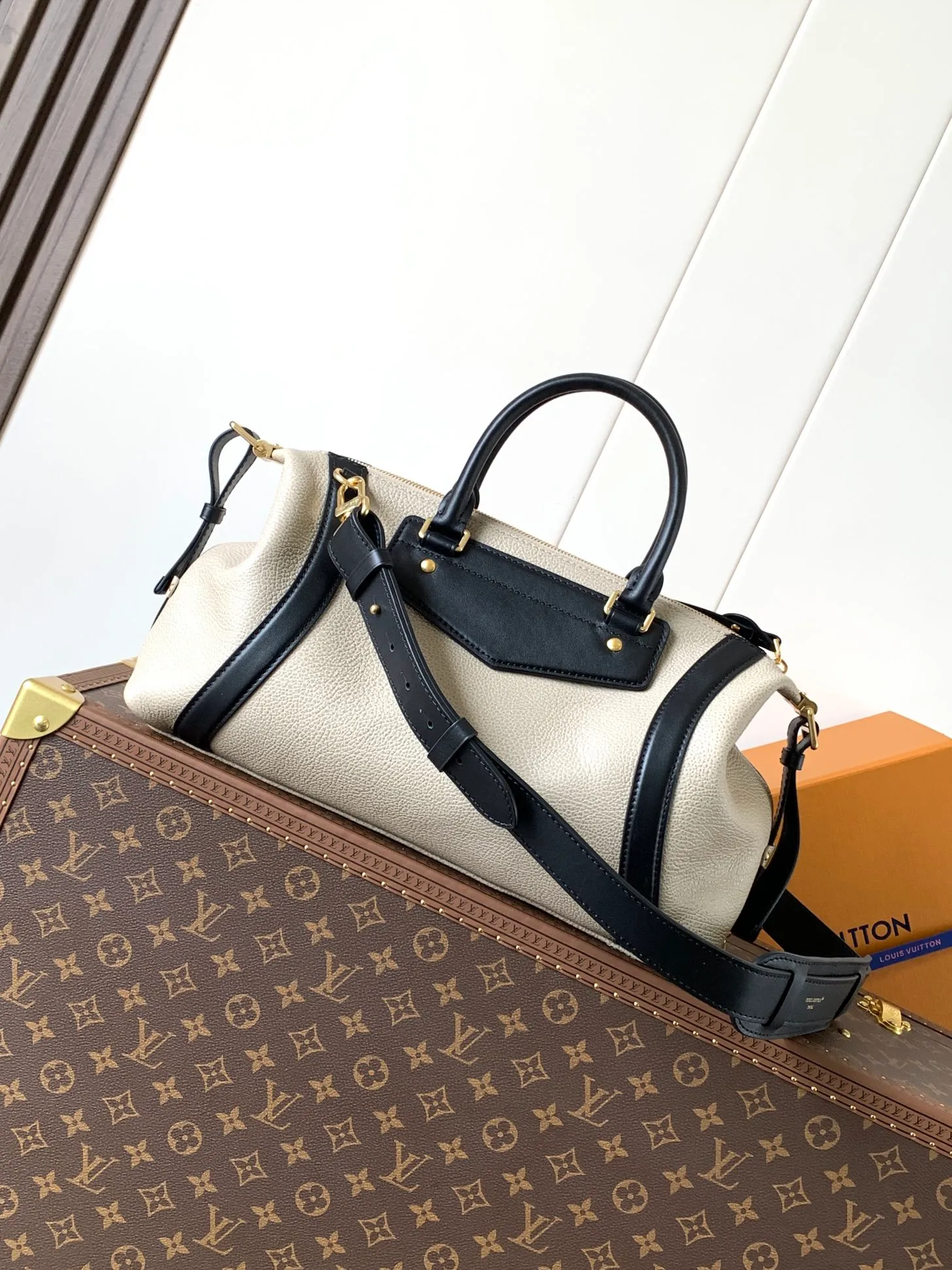 💰1500 (top layer leather) medium top original order, transcoding chip black M14623 mini M14514 small M14700 medium dark gray M14702 medium light gray M14721 small M14721 medium This Nano LV Rider handbag comes from the 2025 spring and summer series. It is pixelated grain sheep leather blended with smooth cow leather elements, and then LV The Circle logo is the finishing touch with a sophisticated patch. The foldable configuration makes it easy to store in a suitcase, and the modern design adds a rock-n-roll edge to any look.  Mini 10 x 10 x 23 cm Small 12 × 12 × 30 cm Medium 15 × 15 × 38 cm (H x W x L) Sheep leather Cow leather trim Textile lining Metal hardware Zipper closure Side slip straps Internal pocket Holds a 6.7-inch smartphone, Romy card holder and lipstick Shoulder strap: removable, adjustable Strap half-length: 30.0 cm Bag strap half length adjustable to: 45.0 cm Handle: double handle