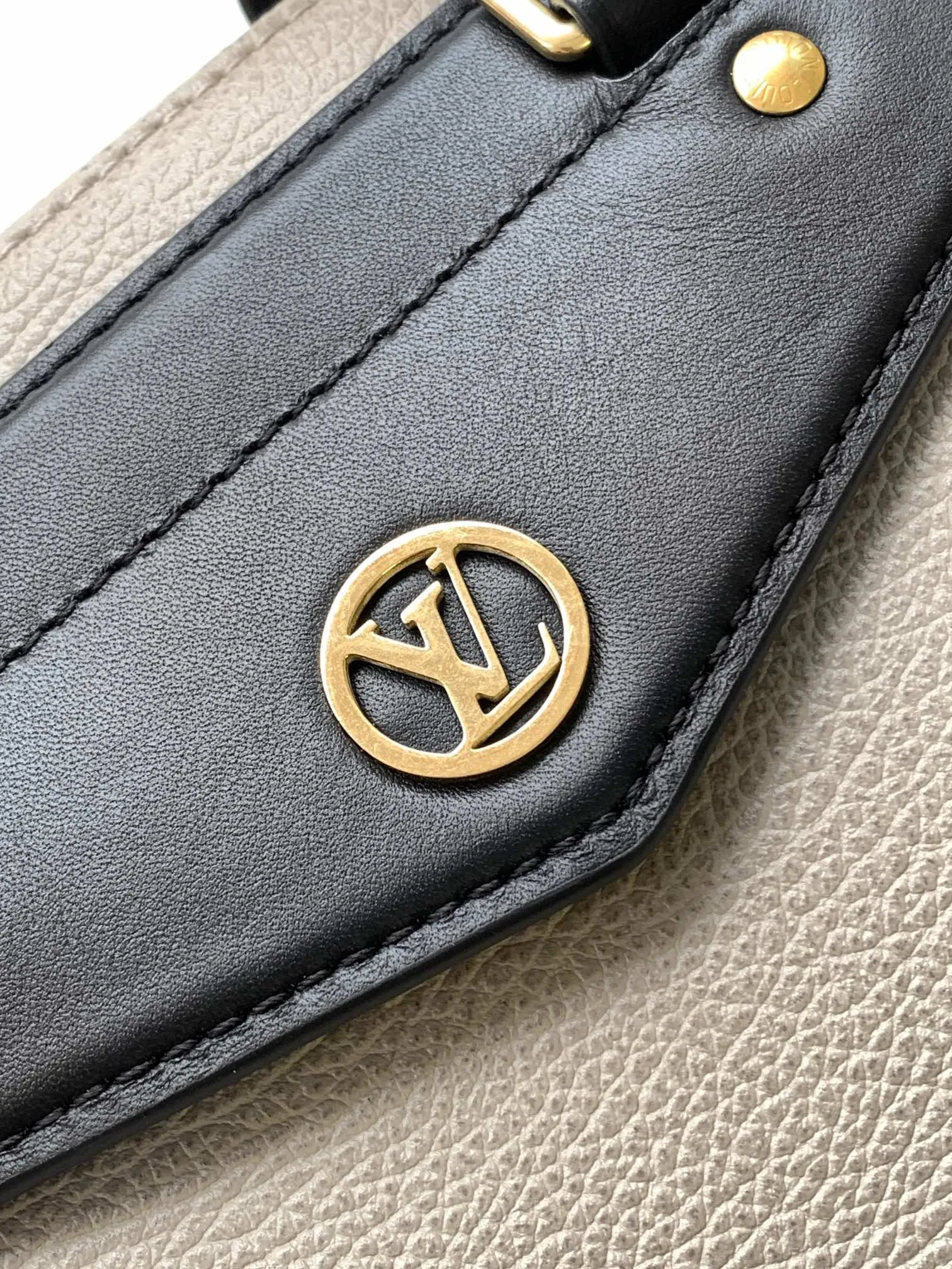 💰1500 (top layer leather) medium top original order, transcoding chip black M14623 mini M14514 small M14700 medium dark gray M14702 medium light gray M14721 small M14721 medium This Nano LV Rider handbag comes from the 2025 spring and summer series. It is pixelated grain sheep leather blended with smooth cow leather elements, and then LV The Circle logo is the finishing touch with a sophisticated patch. The foldable configuration makes it easy to store in a suitcase, and the modern design adds a rock-n-roll edge to any look.  Mini 10 x 10 x 23 cm Small 12 × 12 × 30 cm Medium 15 × 15 × 38 cm (H x W x L) Sheep leather Cow leather trim Textile lining Metal hardware Zipper closure Side slip straps Internal pocket Holds a 6.7-inch smartphone, Romy card holder and lipstick Shoulder strap: removable, adjustable Strap half-length: 30.0 cm Bag strap half length adjustable to: 45.0 cm Handle: double handle