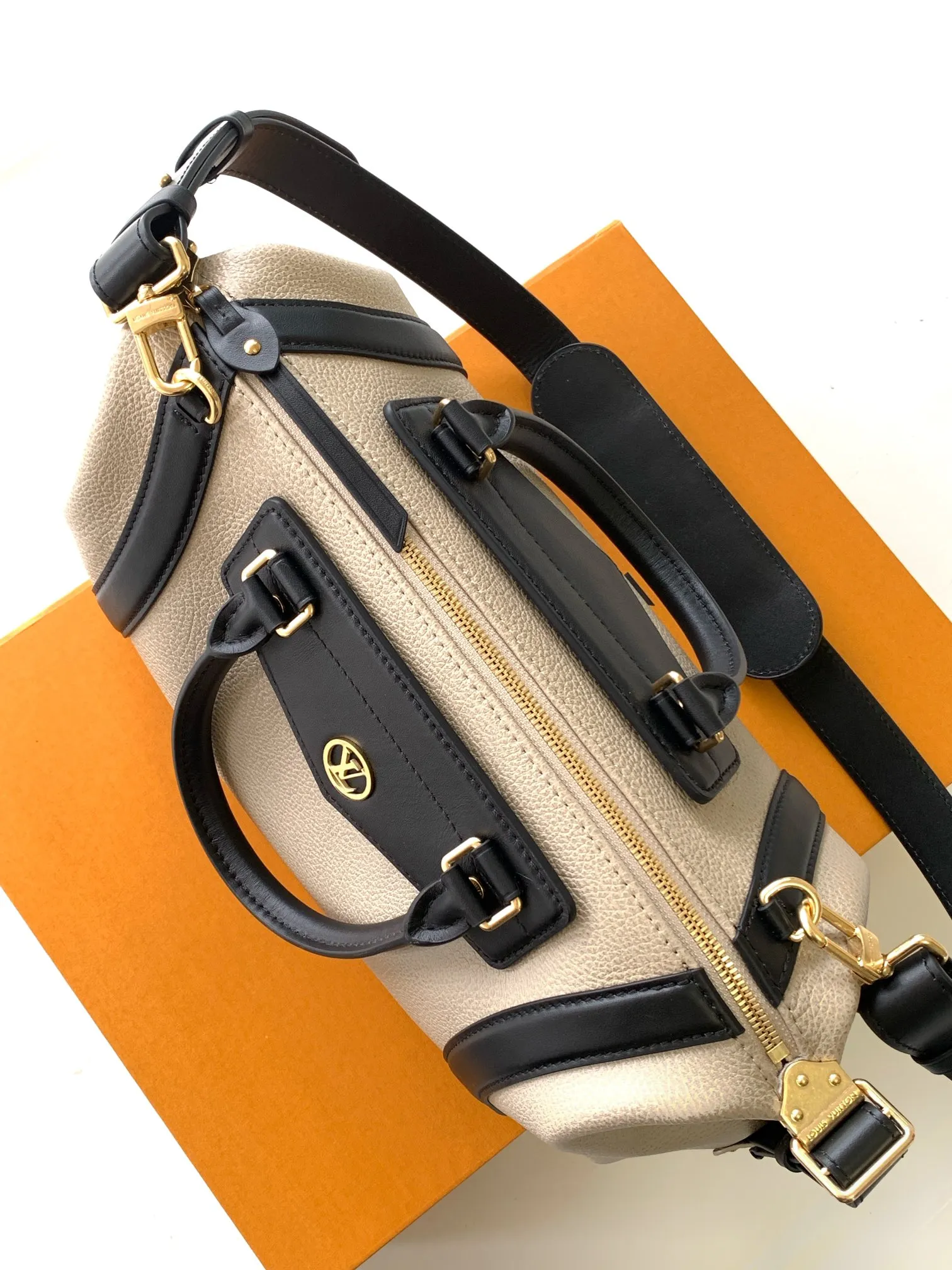💰1500 (top layer leather) medium top original order, transcoding chip black M14623 mini M14514 small M14700 medium dark gray M14702 medium light gray M14721 small M14721 medium This Nano LV Rider handbag comes from the 2025 spring and summer series. It is pixelated grain sheep leather blended with smooth cow leather elements, and then LV The Circle logo is the finishing touch with a sophisticated patch. The foldable configuration makes it easy to store in a suitcase, and the modern design adds a rock-n-roll edge to any look.  Mini 10 x 10 x 23 cm Small 12 × 12 × 30 cm Medium 15 × 15 × 38 cm (H x W x L) Sheep leather Cow leather trim Textile lining Metal hardware Zipper closure Side slip straps Internal pocket Holds a 6.7-inch smartphone, Romy card holder and lipstick Shoulder strap: removable, adjustable Strap half-length: 30.0 cm Bag strap half length adjustable to: 45.0 cm Handle: double handle