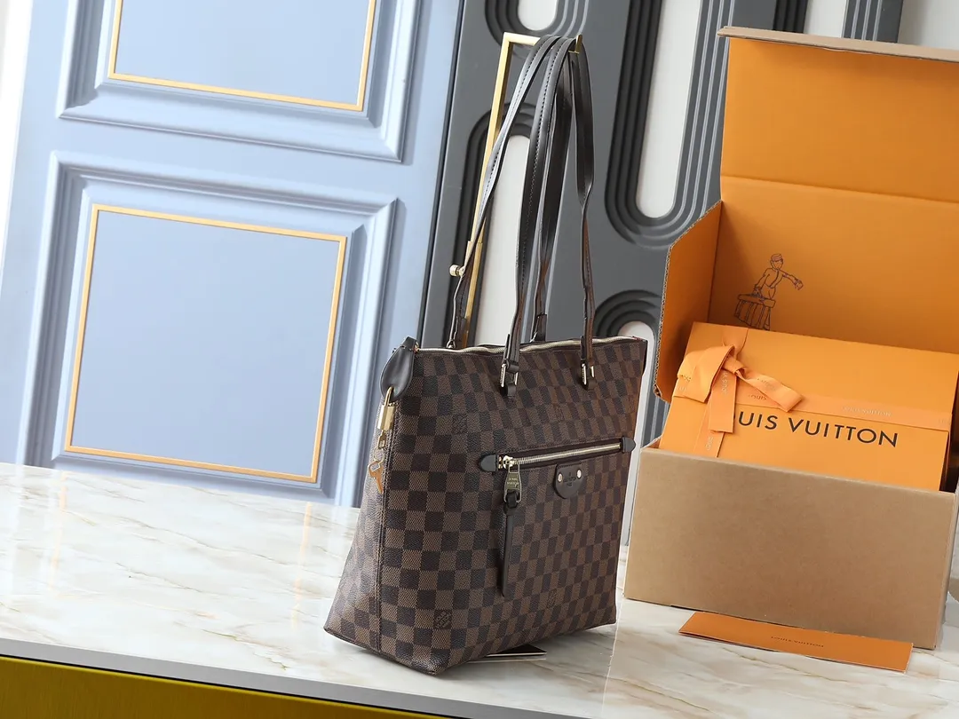 💰Large 140, small 260💰Upgraded original IENA MM handbag 41013 coffee 40040 white grid 42267 presbyopia 42268 The epitome of casual fashion The perfect daily companion for women Perfect functionality and unique elegance Will definitely become your best friend Microfiber lining & tree lamb leather decoration Front zipper layer Shiny gold metal plate decorated cowhide pull tag The quality is as real as the photo Pure copper carved hardware with first-layer cowhide. Size: large 42/27/17, small 35/23/13