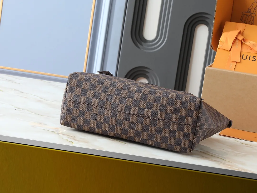 💰Large 140, small 260💰Upgraded original IENA MM handbag 41013 coffee 40040 white grid 42267 presbyopia 42268 The epitome of casual fashion The perfect daily companion for women Perfect functionality and unique elegance Will definitely become your best friend Microfiber lining & tree lamb leather decoration Front zipper layer Shiny gold metal plate decorated cowhide pull tag The quality is as real as the photo Pure copper carved hardware with first-layer cowhide. Size: large 42/27/17, small 35/23/13