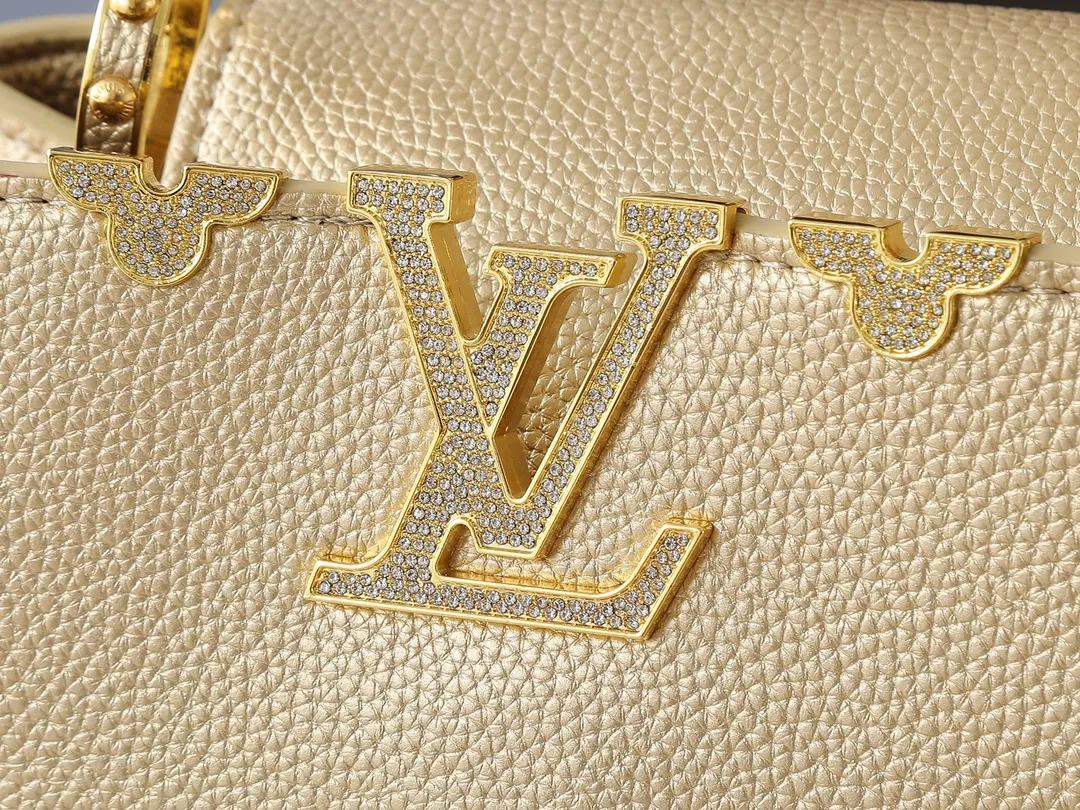 💰420💰Guangzhou product Upgraded from the original M24583 M24584 M24585 Gold and diamond corolla This Capucines Flower Crown handbag is made of full-grain Taurillon leather and is embellished with Monogram flowers. Each flower is shaped by exquisite crystal diamonds. The LV logo and flowers echo each other, giving this soft handbag a jewel-like luster. Use the detachable shoulder strap cleverly to switch between shoulder and crossbody. Dimensions: 27.0 x 17.3 x 9.0 cm