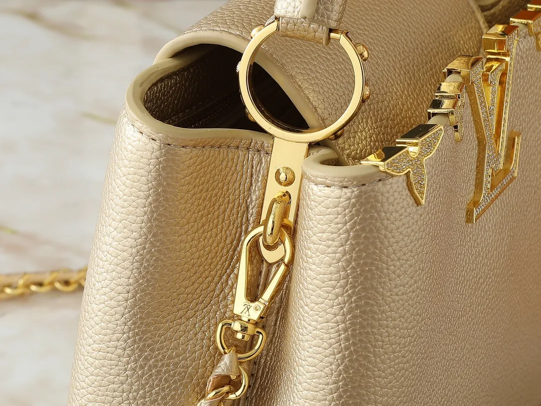 💰420💰Guangzhou product Upgraded from the original M24583 M24584 M24585 Gold and diamond corolla This Capucines Flower Crown handbag is made of full-grain Taurillon leather and is embellished with Monogram flowers. Each flower is shaped by exquisite crystal diamonds. The LV logo and flowers echo each other, giving this soft handbag a jewel-like luster. Use the detachable shoulder strap cleverly to switch between shoulder and crossbody. Dimensions: 27.0 x 17.3 x 9.0 cm