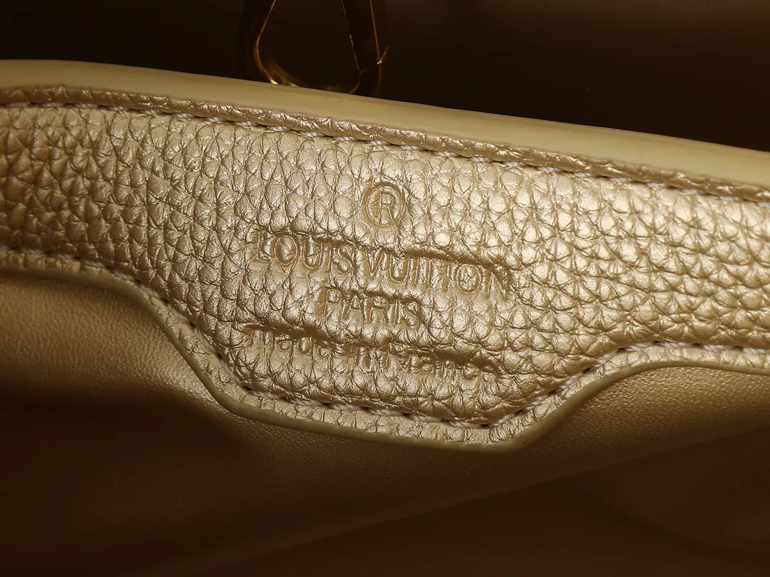 💰420💰Guangzhou product Upgraded from the original M24583 M24584 M24585 Gold and diamond corolla This Capucines Flower Crown handbag is made of full-grain Taurillon leather and is embellished with Monogram flowers. Each flower is shaped by exquisite crystal diamonds. The LV logo and flowers echo each other, giving this soft handbag a jewel-like luster. Use the detachable shoulder strap cleverly to switch between shoulder and crossbody. Dimensions: 27.0 x 17.3 x 9.0 cm