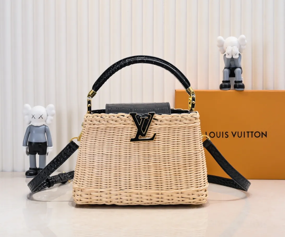 The upgraded version of P680 M11619 crocodile pattern CapucinesBB handbag has a unique rattan weaving structure, paying tribute to the Louis Vuitton picnic box design that came out in 1892. The cow leather shapes the top handle and flap, the LV letters reveal a metallic texture, and the detachable and adjustable leather shoulder strap makes it easy to carry on the shoulder. The gift box packaging provided with this product may be reasonably adjusted depending on the stock situation, and may be different from the packaging style displayed on this product page. Please refer to the actual gift box packaging style received for details. Size:27×17.3×9cm