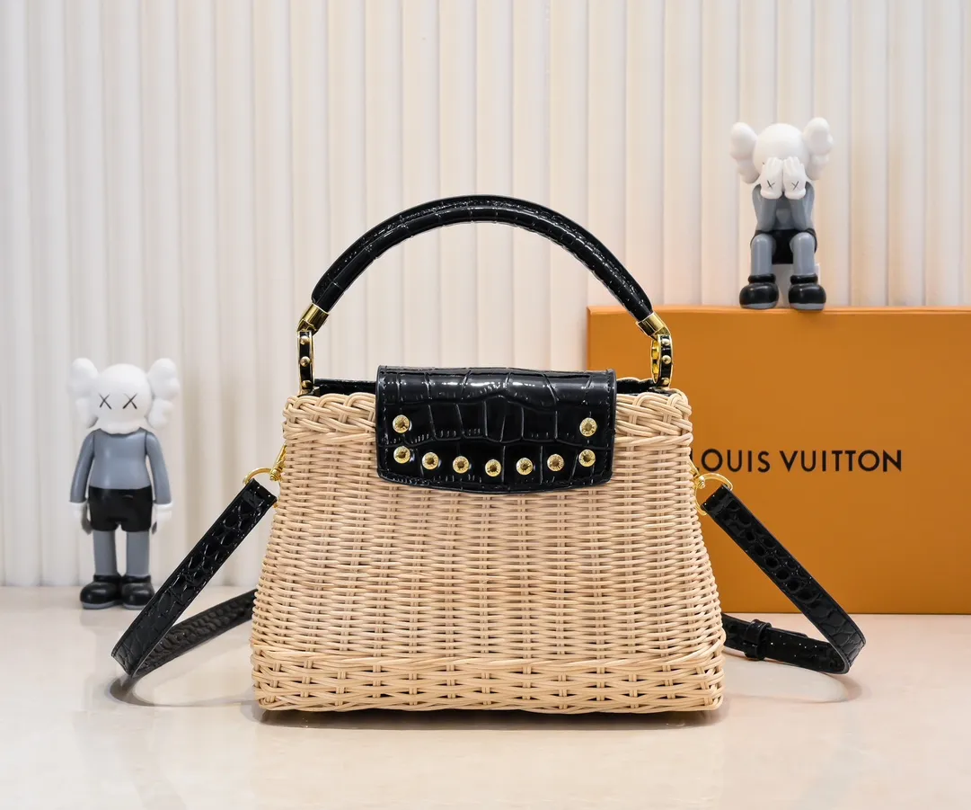 The upgraded version of P680 M11619 crocodile pattern CapucinesBB handbag has a unique rattan weaving structure, paying tribute to the Louis Vuitton picnic box design that came out in 1892. The cow leather shapes the top handle and flap, the LV letters reveal a metallic texture, and the detachable and adjustable leather shoulder strap makes it easy to carry on the shoulder. The gift box packaging provided with this product may be reasonably adjusted depending on the stock situation, and may be different from the packaging style displayed on this product page. Please refer to the actual gift box packaging style received for details. Size:27×17.3×9cm