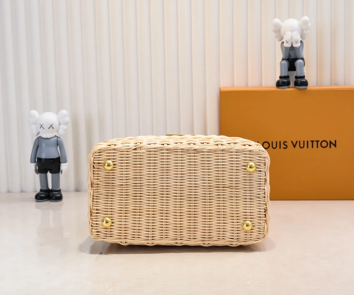 The upgraded version of P680 M11619 crocodile pattern CapucinesBB handbag has a unique rattan weaving structure, paying tribute to the Louis Vuitton picnic box design that came out in 1892. The cow leather shapes the top handle and flap, the LV letters reveal a metallic texture, and the detachable and adjustable leather shoulder strap makes it easy to carry on the shoulder. The gift box packaging provided with this product may be reasonably adjusted depending on the stock situation, and may be different from the packaging style displayed on this product page. Please refer to the actual gift box packaging style received for details. Size:27×17.3×9cm