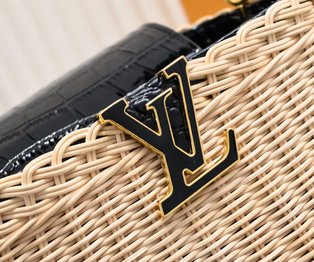 The upgraded version of P680 M11619 crocodile pattern CapucinesBB handbag has a unique rattan weaving structure, paying tribute to the Louis Vuitton picnic box design that came out in 1892. The cow leather shapes the top handle and flap, the LV letters reveal a metallic texture, and the detachable and adjustable leather shoulder strap makes it easy to carry on the shoulder. The gift box packaging provided with this product may be reasonably adjusted depending on the stock situation, and may be different from the packaging style displayed on this product page. Please refer to the actual gift box packaging style received for details. Size:27×17.3×9cm