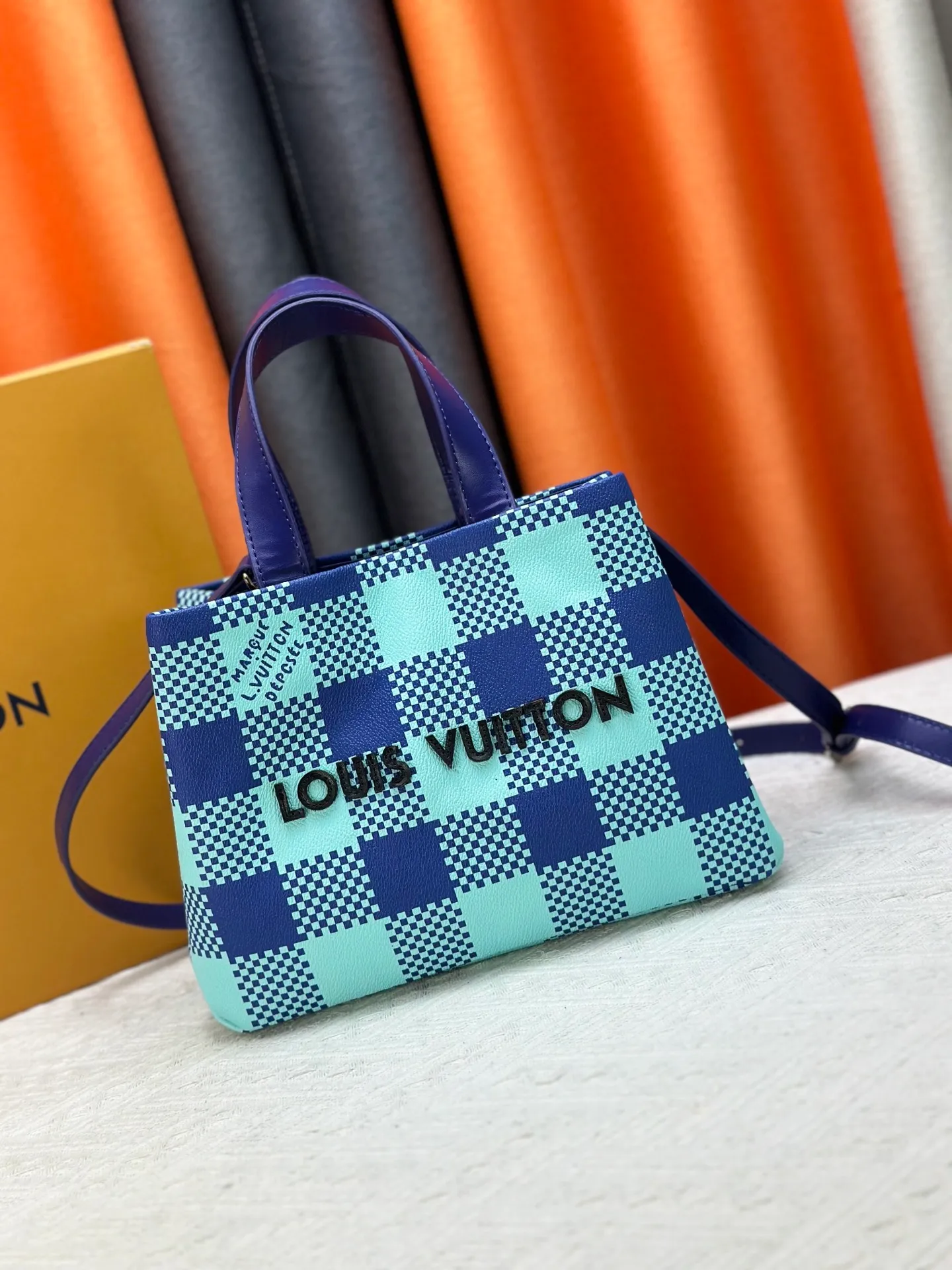 P280 M13940 Brown Gradient Pink Gradient Blue Khaki Colored Plaid Black Plaid Presbyopia Orange Black Green Pink PHARREL and NIGO collection’s joint series Top original order This Shopper medium handbag draws inspiration from Louis Vuitton shopping bags, with the words Louis Vuitton and Maison Fondée En 1854 written on soft cow leather, with a top handle and a detachable shoulder strap. 25x19x11 • Cow leather • Cow leather trim • Textile lining • Metal hardware • Musketon closure • Main compartment • Zip pocket • Double patch pockets • Handles: Double handle