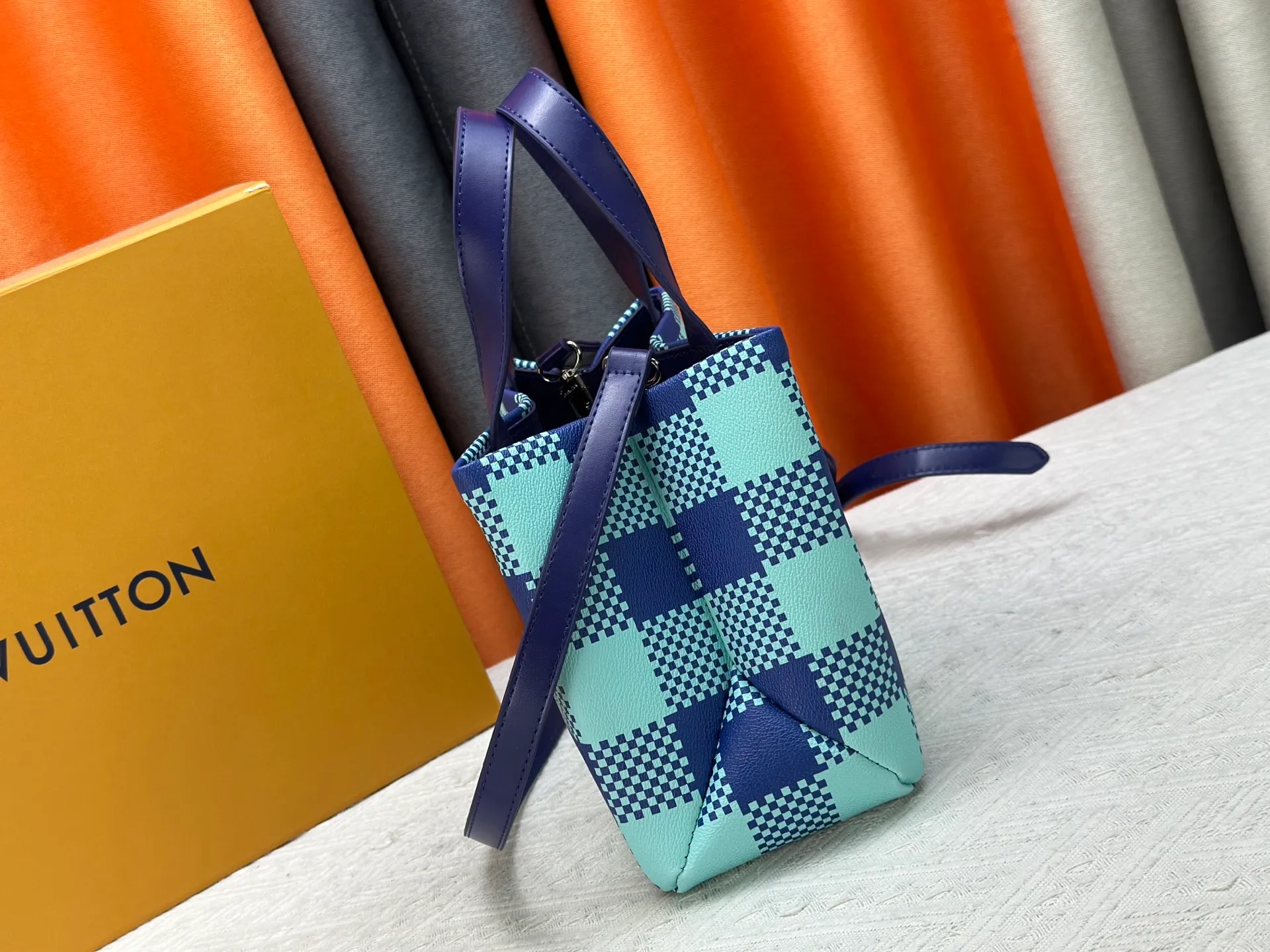 P280 M13940 Brown Gradient Pink Gradient Blue Khaki Colored Plaid Black Plaid Presbyopia Orange Black Green Pink PHARREL and NIGO collection’s joint series Top original order This Shopper medium handbag draws inspiration from Louis Vuitton shopping bags, with the words Louis Vuitton and Maison Fondée En 1854 written on soft cow leather, with a top handle and a detachable shoulder strap. 25x19x11 • Cow leather • Cow leather trim • Textile lining • Metal hardware • Musketon closure • Main compartment • Zip pocket • Double patch pockets • Handles: Double handle