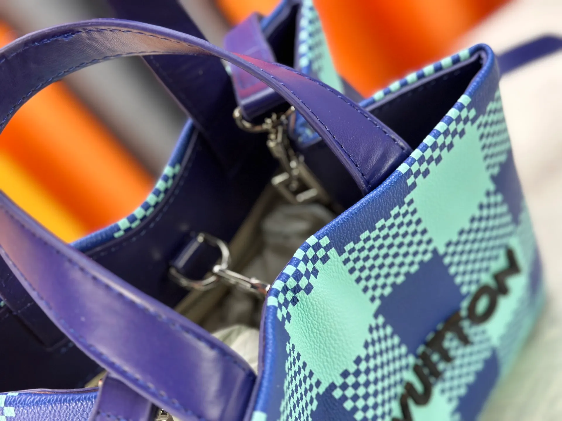 P280 M13940 Brown Gradient Pink Gradient Blue Khaki Colored Plaid Black Plaid Presbyopia Orange Black Green Pink PHARREL and NIGO collection’s joint series Top original order This Shopper medium handbag draws inspiration from Louis Vuitton shopping bags, with the words Louis Vuitton and Maison Fondée En 1854 written on soft cow leather, with a top handle and a detachable shoulder strap. 25x19x11 • Cow leather • Cow leather trim • Textile lining • Metal hardware • Musketon closure • Main compartment • Zip pocket • Double patch pockets • Handles: Double handle