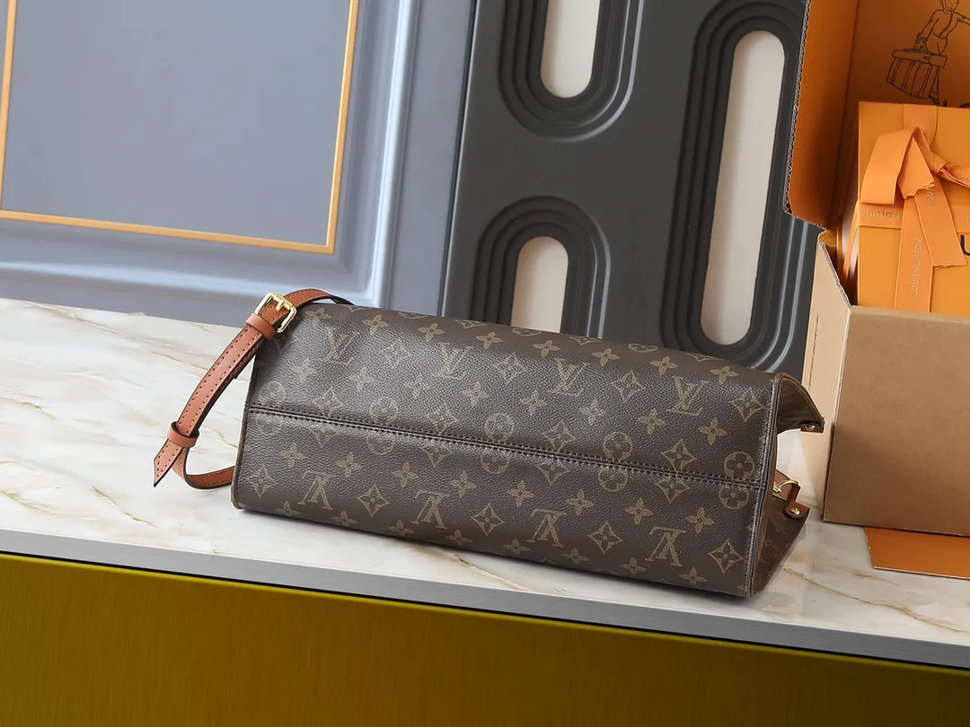 💰240💰Upgraded original M14235 M45039 M45321 M44571 This Organizer handbag is from the OnTheGo series and is made of Monogram canvas with leather handles and name tags. The spacious interior can accommodate laptops and notepads, and multiple pockets allow for organized storage, making it a great companion for urban life. Dimensions: 37.0 x 29.0 x 16.0 cm (length x height x width)