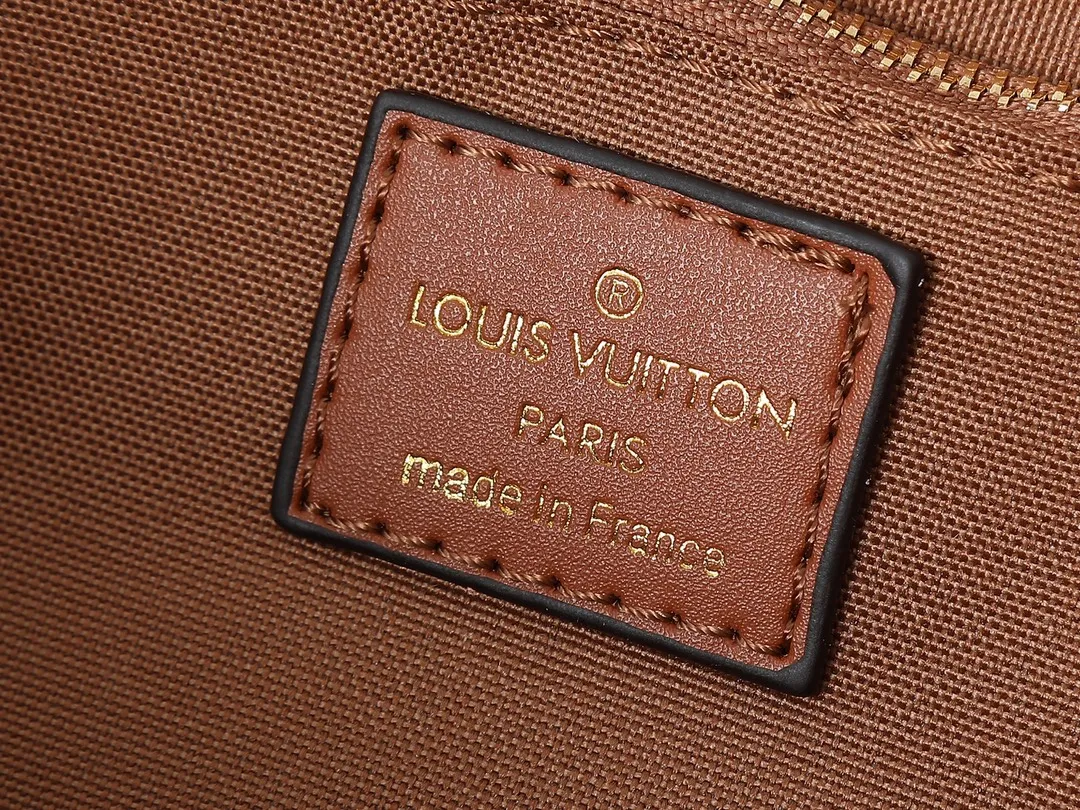 💰240💰Upgraded original M14235 M45039 M45321 M44571 This Organizer handbag is from the OnTheGo series and is made of Monogram canvas with leather handles and name tags. The spacious interior can accommodate laptops and notepads, and multiple pockets allow for organized storage, making it a great companion for urban life. Dimensions: 37.0 x 29.0 x 16.0 cm (length x height x width)