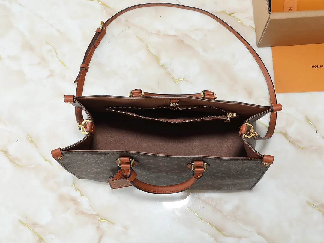 💰240💰Upgraded original M14235 M45039 M45321 M44571 This Organizer handbag is from the OnTheGo series and is made of Monogram canvas with leather handles and name tags. The spacious interior can accommodate laptops and notepads, and multiple pockets allow for organized storage, making it a great companion for urban life. Dimensions: 37.0 x 29.0 x 16.0 cm (length x height x width)