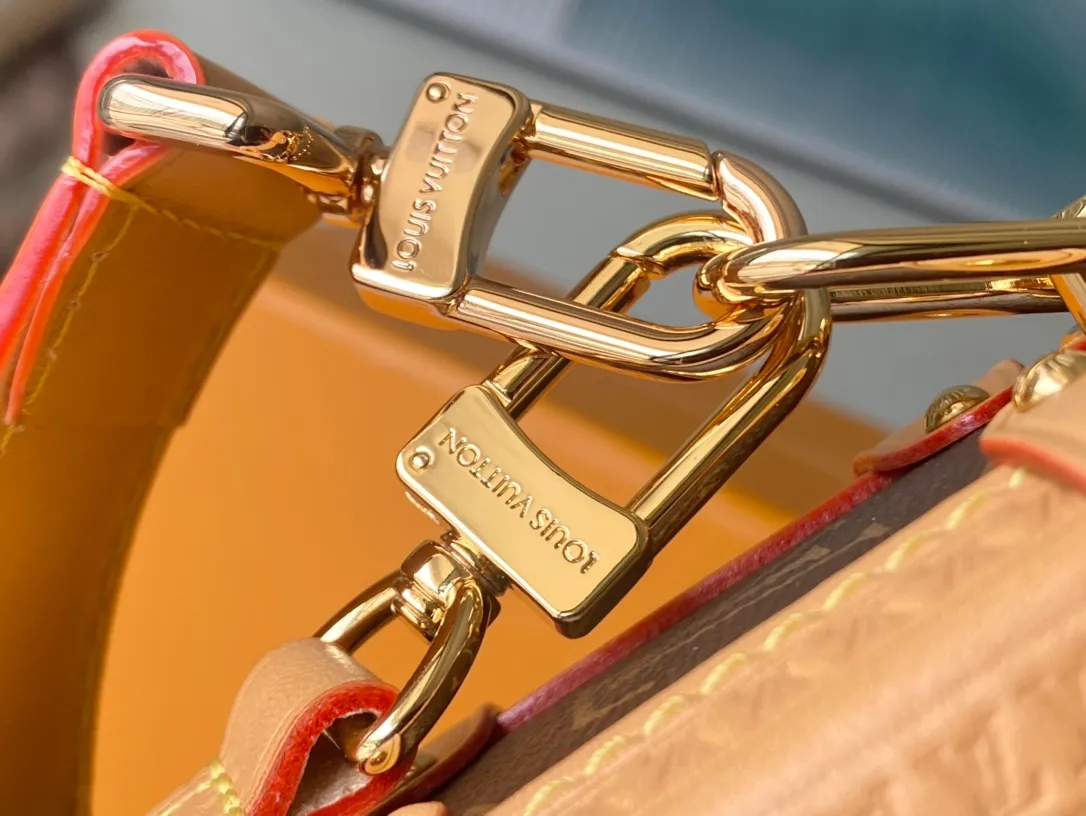💰1040 (Steel Hardware) Top Original Order M46815 Presbyopic Yellow Leather 2023 Early Spring Series Cruise Series, Gu Ailing Mimi, Gu Ailing walked out with this bag on the show and really burst into flames. It boldly uses a soft and hard design concept, inspired by the brand’s suitcases, but the leather is extremely soft. The bag body is decorated with curved angles, right angles and traditional suitcase elements, achieving the perfect fusion of leather and metal, softness and hardness. Dimensions: 18×12.5×8