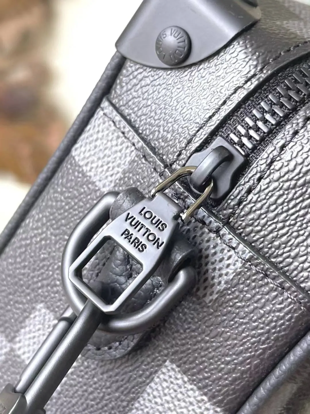 💰1180 Top Original Order M14922 This Mini Soft Trunk handbag is made of Damoflage Black coated canvas with cow leather trim. The compact body is decorated with the pixelated Damier pattern written by Pharrell Wiliams to fully interpret the modern style. The rolled leather top handle and detachable and adjustable shoulder strap provide a variety of carrying options. Dimensions: 18.5 × 13 × 8 cm