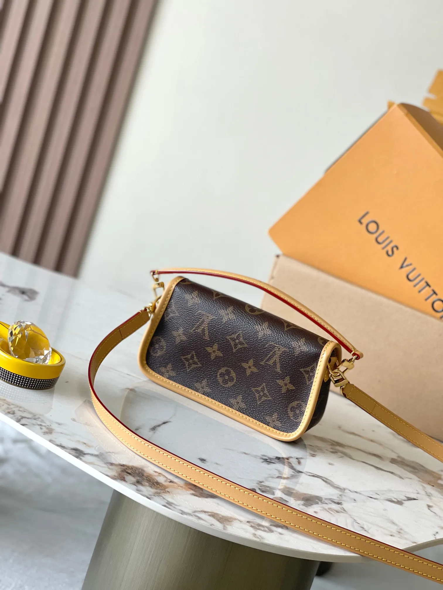 p1800 [Special grade MB chip version original leather] This Nano Diane handbag is a concentrated Diane handbag configuration, model: M83566, 83298 dynamic chip version Material: A-grade all-steel hardware, imported original fabric Packaging: full set of original duty-free MB packaging Size: 19*10.5*6CM