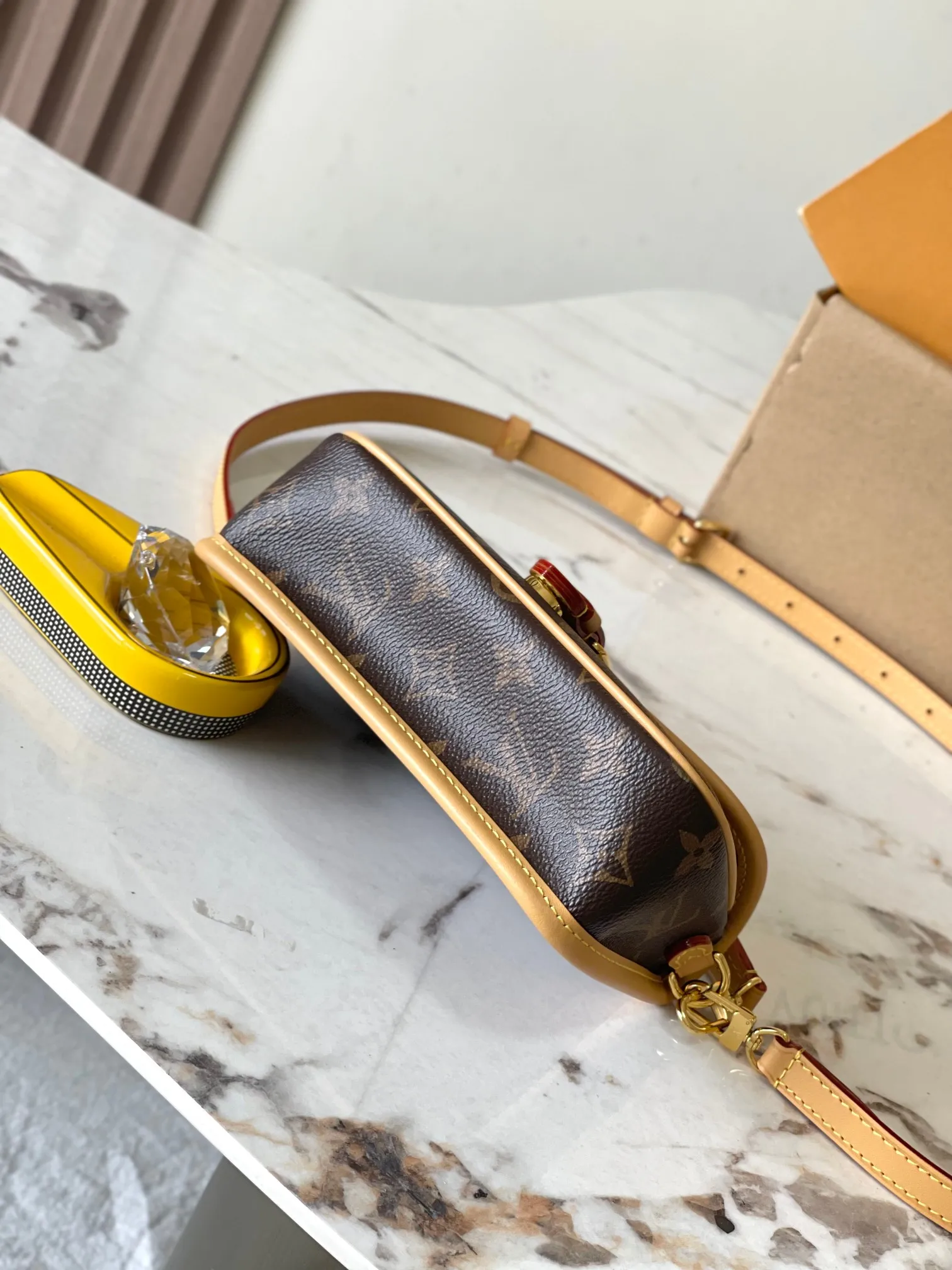 p1800 [Special grade MB chip version original leather] This Nano Diane handbag is a concentrated Diane handbag configuration, model: M83566, 83298 dynamic chip version Material: A-grade all-steel hardware, imported original fabric Packaging: full set of original duty-free MB packaging Size: 19*10.5*6CM