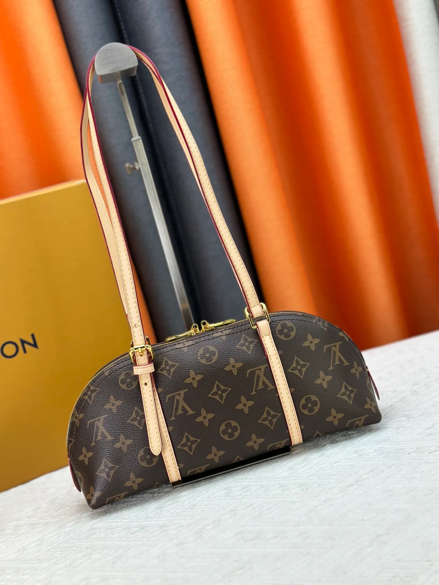 P240 LV Louis Vuitton｜alma bb printed shell bag This Retiro bag is classic and timeless. The elegant and low-key shape design and spacious bag body add practicality. Instructions for use: - Color-changing trim, adjustable shoulder straps, shoulder pads with tree cake leather, zipper closure. - Microfiber lining Size 32 14 Cat. No. 90612 M13086