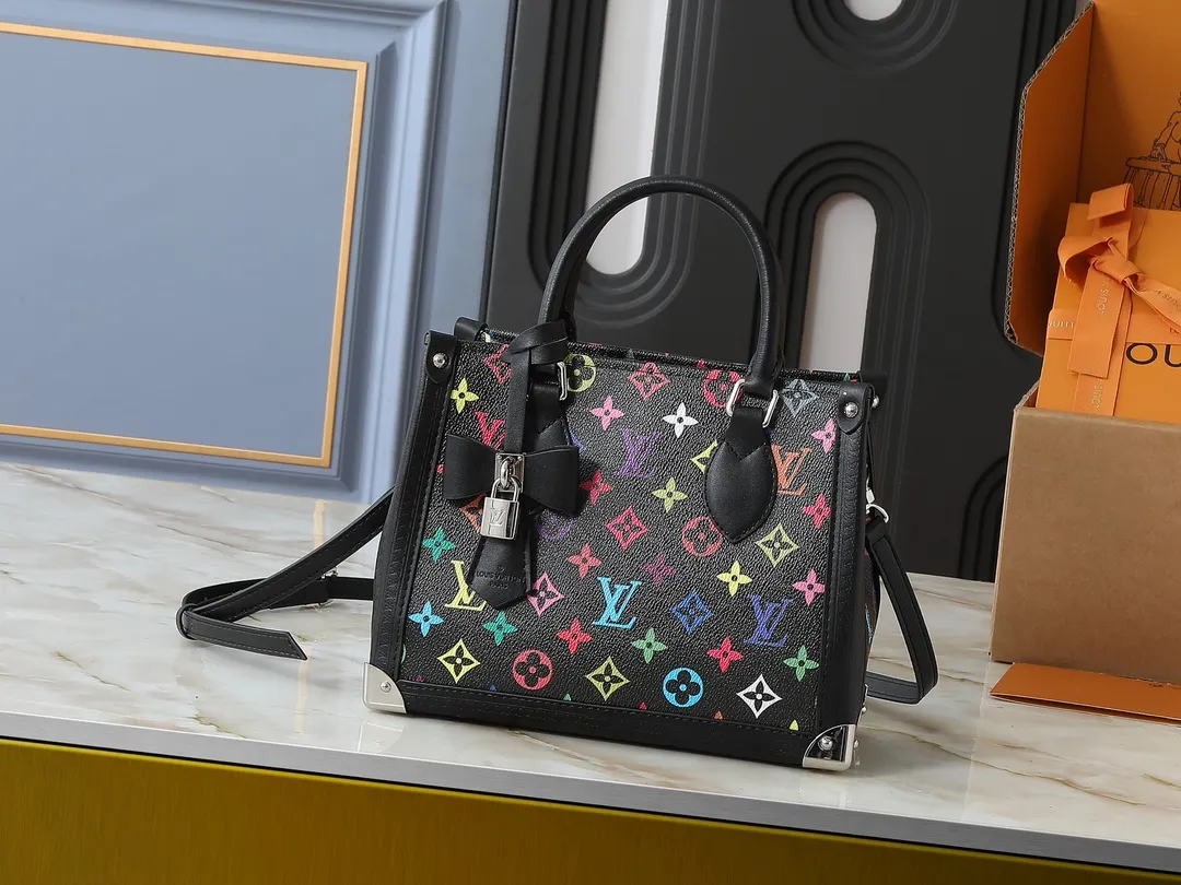 💰300💰Upgraded from the original M13079 M45495 M45659 M44571, the Louis Vuitton x Murakami reissue series interprets the OnTheGo small handbag in a smart way. The colorful Monogram canvas body, cowhide leather trim and LV x TM key bag highlight the sophisticated style. The shiny corners recall the design of traditional Louis Vuitton luggage, and the shoulder strap and top handle allow for multiple carrying methods. Dimensions: 25.0 x 19.0 x 11.5 cm (length x height x width)