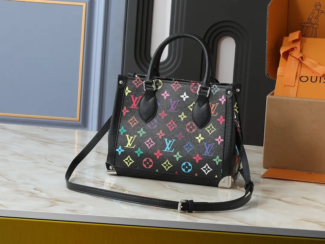 💰300💰Upgraded from the original M13079 M45495 M45659 M44571, the Louis Vuitton x Murakami reissue series interprets the OnTheGo small handbag in a smart way. The colorful Monogram canvas body, cowhide leather trim and LV x TM key bag highlight the sophisticated style. The shiny corners recall the design of traditional Louis Vuitton luggage, and the shoulder strap and top handle allow for multiple carrying methods. Dimensions: 25.0 x 19.0 x 11.5 cm (length x height x width)