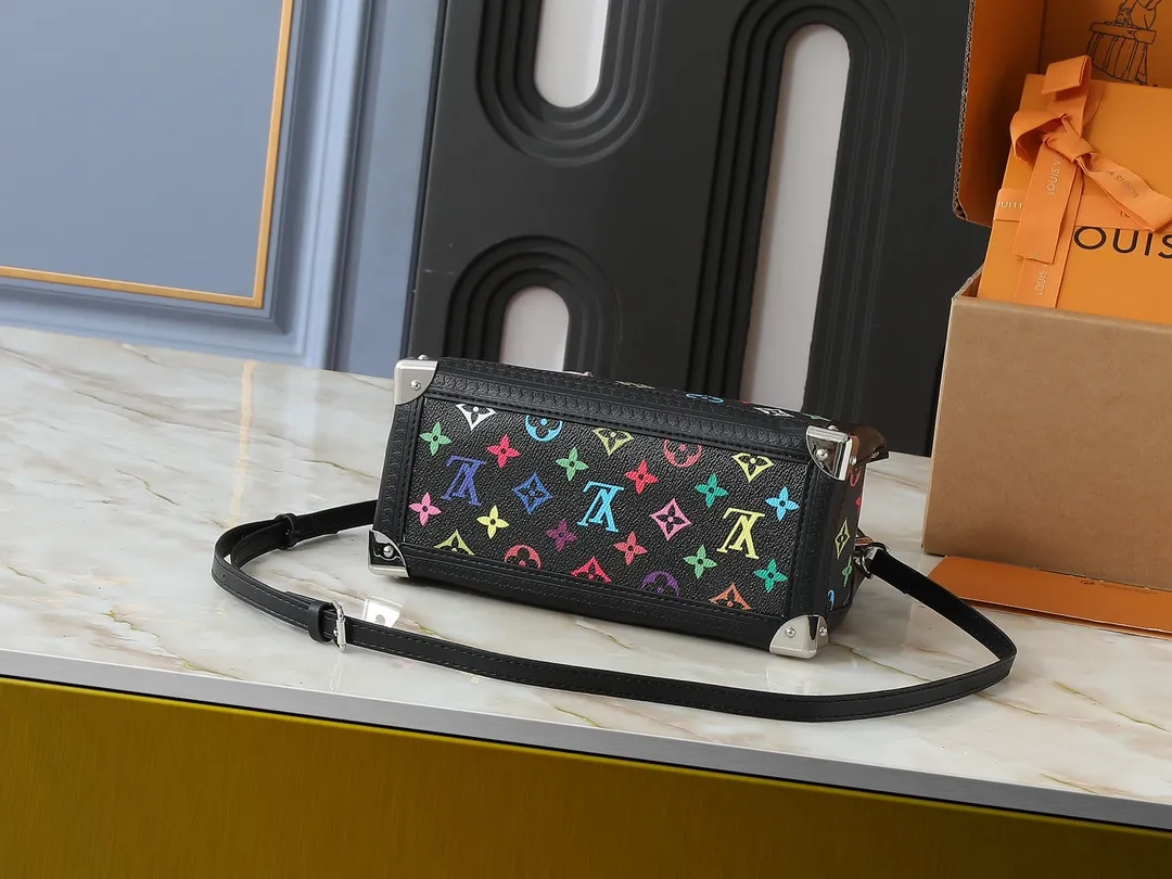 💰300💰Upgraded from the original M13079 M45495 M45659 M44571, the Louis Vuitton x Murakami reissue series interprets the OnTheGo small handbag in a smart way. The colorful Monogram canvas body, cowhide leather trim and LV x TM key bag highlight the sophisticated style. The shiny corners recall the design of traditional Louis Vuitton luggage, and the shoulder strap and top handle allow for multiple carrying methods. Dimensions: 25.0 x 19.0 x 11.5 cm (length x height x width)