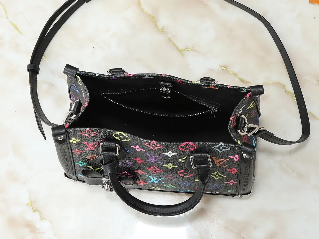 💰300💰Upgraded from the original M13079 M45495 M45659 M44571, the Louis Vuitton x Murakami reissue series interprets the OnTheGo small handbag in a smart way. The colorful Monogram canvas body, cowhide leather trim and LV x TM key bag highlight the sophisticated style. The shiny corners recall the design of traditional Louis Vuitton luggage, and the shoulder strap and top handle allow for multiple carrying methods. Dimensions: 25.0 x 19.0 x 11.5 cm (length x height x width)