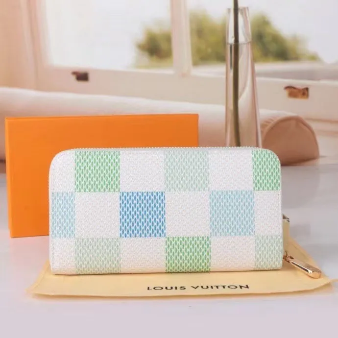 P140💰 Model: 60017 checkered sapphire blue New model The latest model for spring and summer 2024, this pocket wallet combines the elegance of Damier Graphite canvas with the delicate texture of Epi leather, with stripes emblazoned with the Louis Vuitton logo. The elegant design can accommodate credit cards, banknotes and receipts, making it suitable for daily carrying or gift giving. Epi leather and Damier Graphite coated sail. Textile cowhide trimmed cowhide lining, card compartment, inner pocket, outer patch pocket, Made in one of France, Spain, Italy and the United States; 19.5 x 10.5 x 2.5 cm (length x height x width)