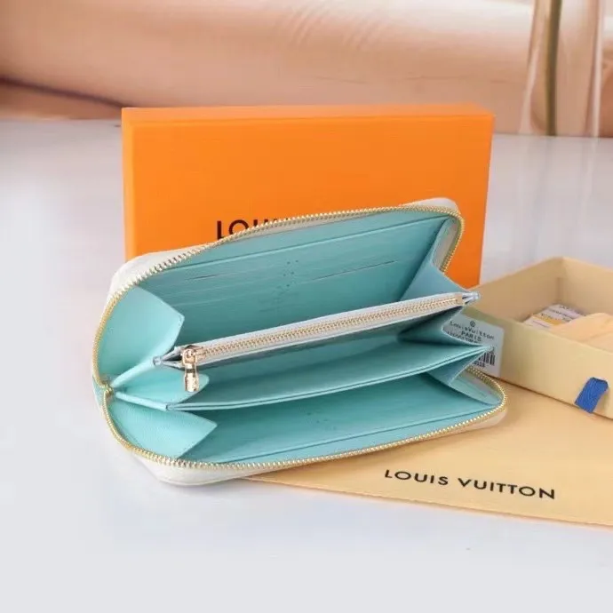 P140💰 Model: 60017 checkered sapphire blue New model The latest model for spring and summer 2024, this pocket wallet combines the elegance of Damier Graphite canvas with the delicate texture of Epi leather, with stripes emblazoned with the Louis Vuitton logo. The elegant design can accommodate credit cards, banknotes and receipts, making it suitable for daily carrying or gift giving. Epi leather and Damier Graphite coated sail. Textile cowhide trimmed cowhide lining, card compartment, inner pocket, outer patch pocket, Made in one of France, Spain, Italy and the United States; 19.5 x 10.5 x 2.5 cm (length x height x width)