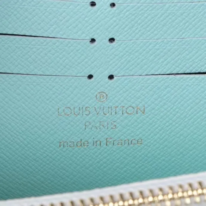 P140💰 Model: 60017 checkered sapphire blue New model The latest model for spring and summer 2024, this pocket wallet combines the elegance of Damier Graphite canvas with the delicate texture of Epi leather, with stripes emblazoned with the Louis Vuitton logo. The elegant design can accommodate credit cards, banknotes and receipts, making it suitable for daily carrying or gift giving. Epi leather and Damier Graphite coated sail. Textile cowhide trimmed cowhide lining, card compartment, inner pocket, outer patch pocket, Made in one of France, Spain, Italy and the United States; 19.5 x 10.5 x 2.5 cm (length x height x width)