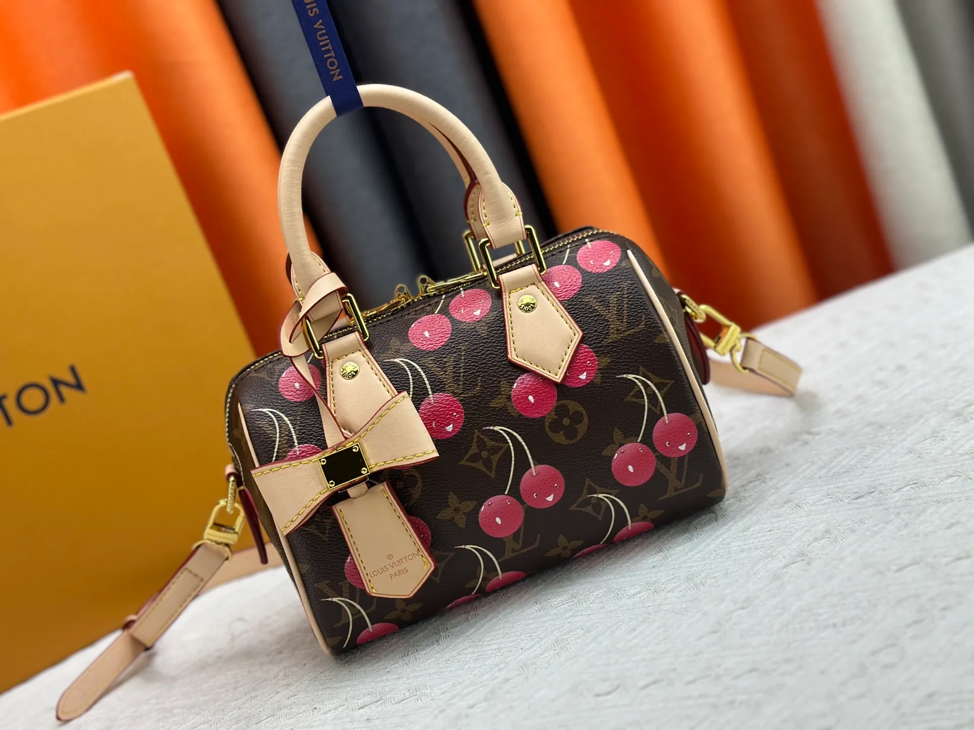 P240 Upgraded original version This cherry 🍒M13094 M46234 M46222 Sedy Bandoulière 20 handbag is made of soft coated canvas, and the full-length Monogram pattern is traced in colorful rainbow tones, highlighting the smart style of the Louis Vuitton x Murakami reissue series. The Toron handle and detachable shoulder strap are constructed of cow leather, the metal corners recall classic luggage, and the bow-shaped key bag and padlock add brand touches. Dimensions: 20.5 x 13.5 x 12.0 cm (length x height x width)