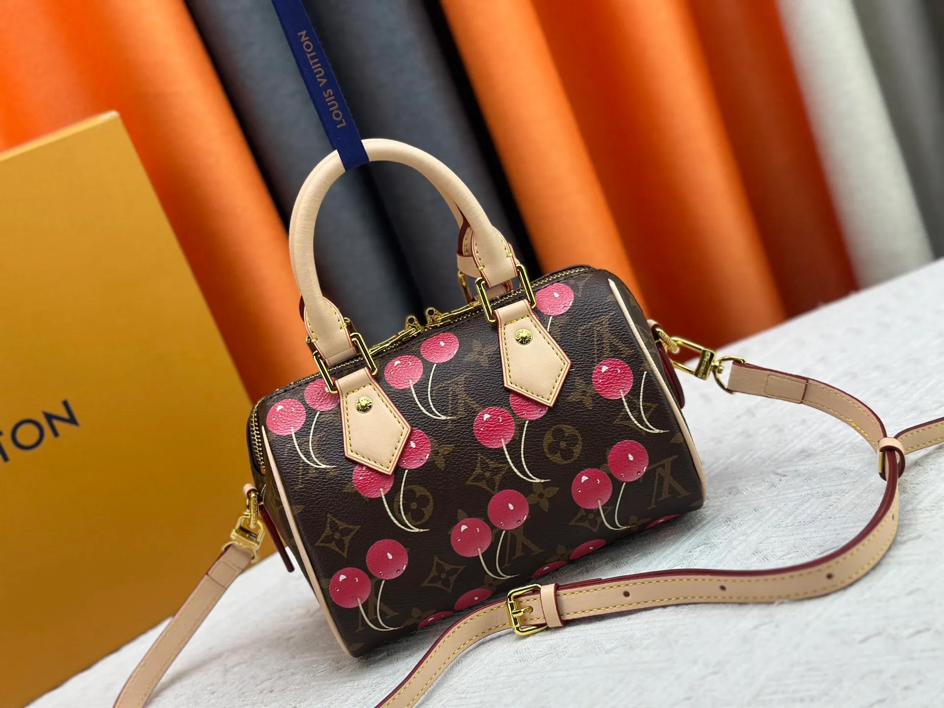 P240 Upgraded original version This cherry 🍒M13094 M46234 M46222 Sedy Bandoulière 20 handbag is made of soft coated canvas, and the full-length Monogram pattern is traced in colorful rainbow tones, highlighting the smart style of the Louis Vuitton x Murakami reissue series. The Toron handle and detachable shoulder strap are constructed of cow leather, the metal corners recall classic luggage, and the bow-shaped key bag and padlock add brand touches. Dimensions: 20.5 x 13.5 x 12.0 cm (length x height x width)